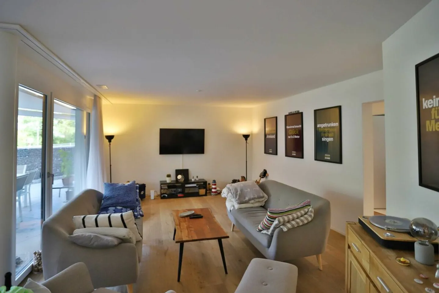 Modern living comfort just a few steps from Lake Zurich - Photo 3 of 9