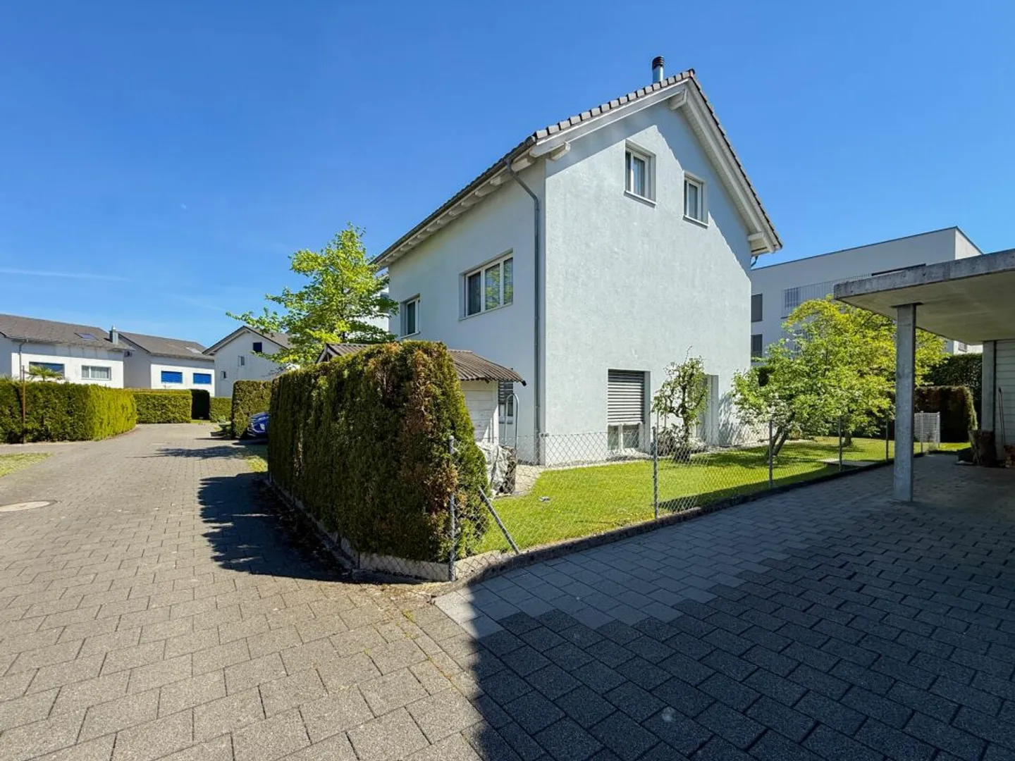 Detached single-family house with well-kept surroundings in an attractive location - Photo 9 of 13