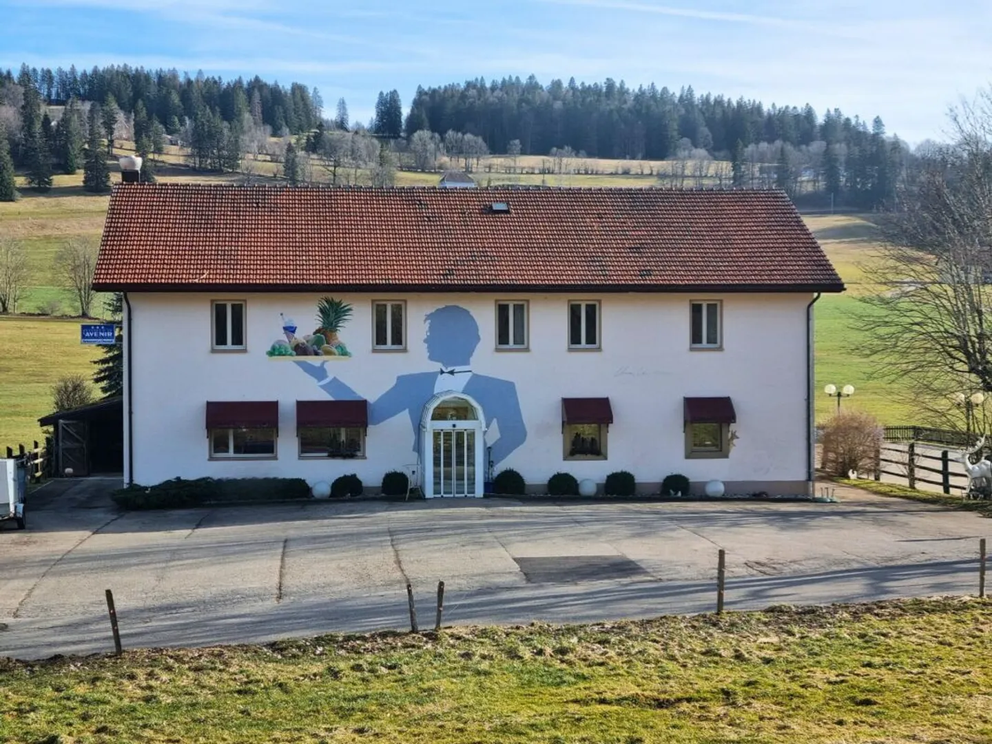Belle bâtisse comprenant un restaurant réputé et un appartement de 9 pièces en pleine nature - Foto 1 von 13