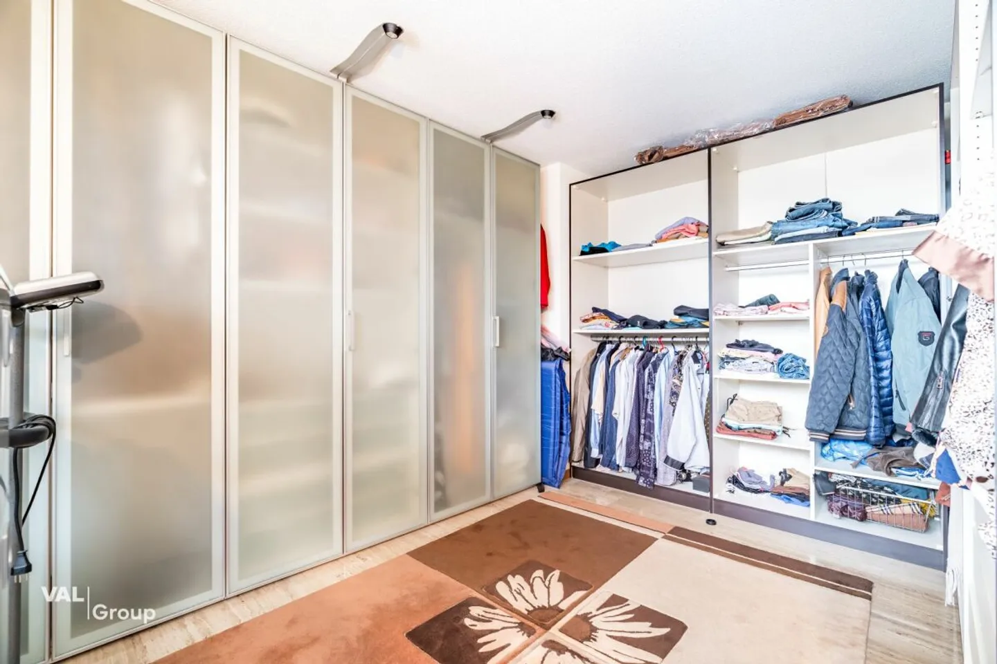 Exclusive 5.5-room terrace apartment with lift directly into the apartment - privileged location in Visp - Photo 8 of 13