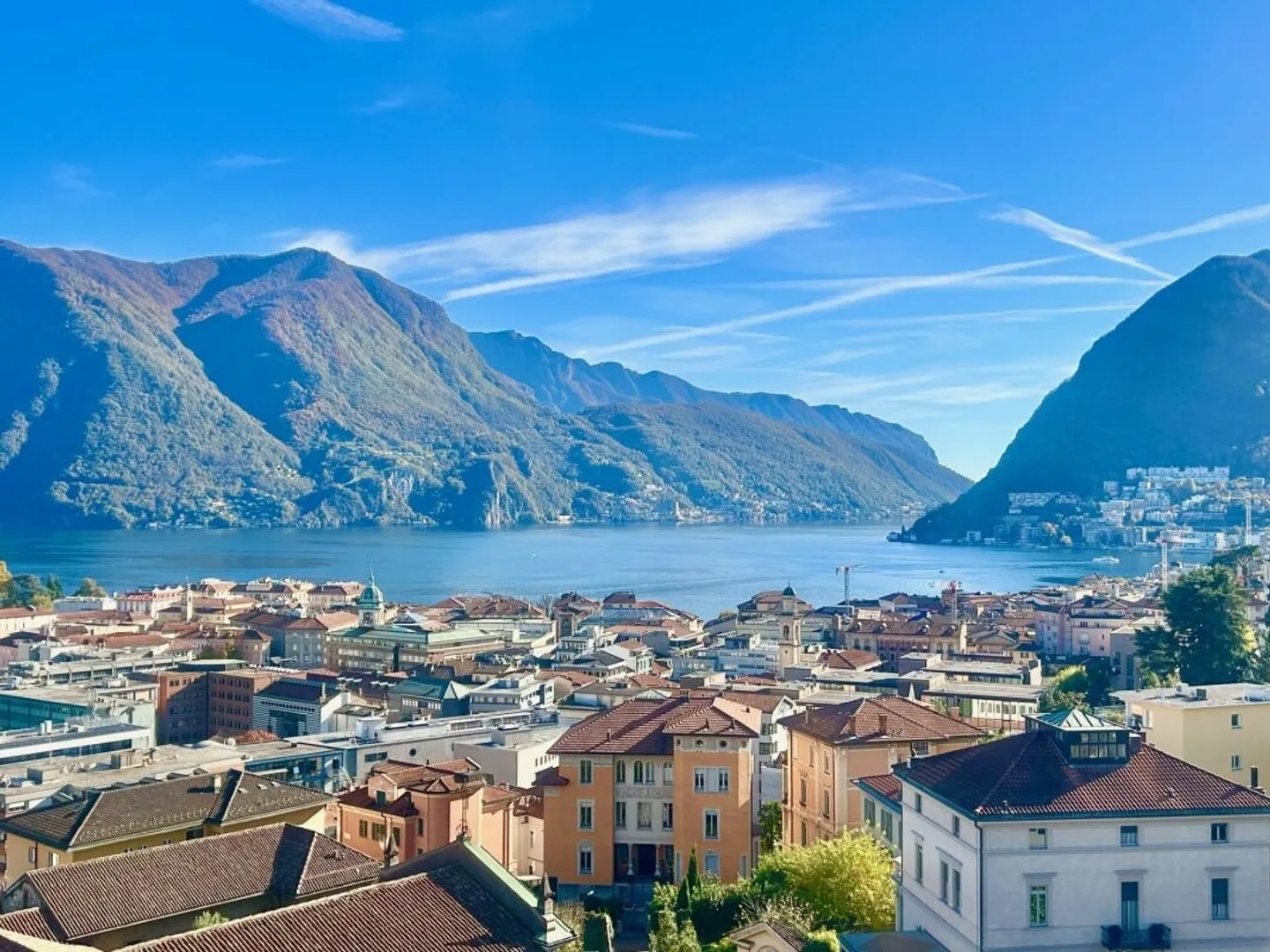 Penthouse of generous size with spectacular lake view - Photo 1 of 8