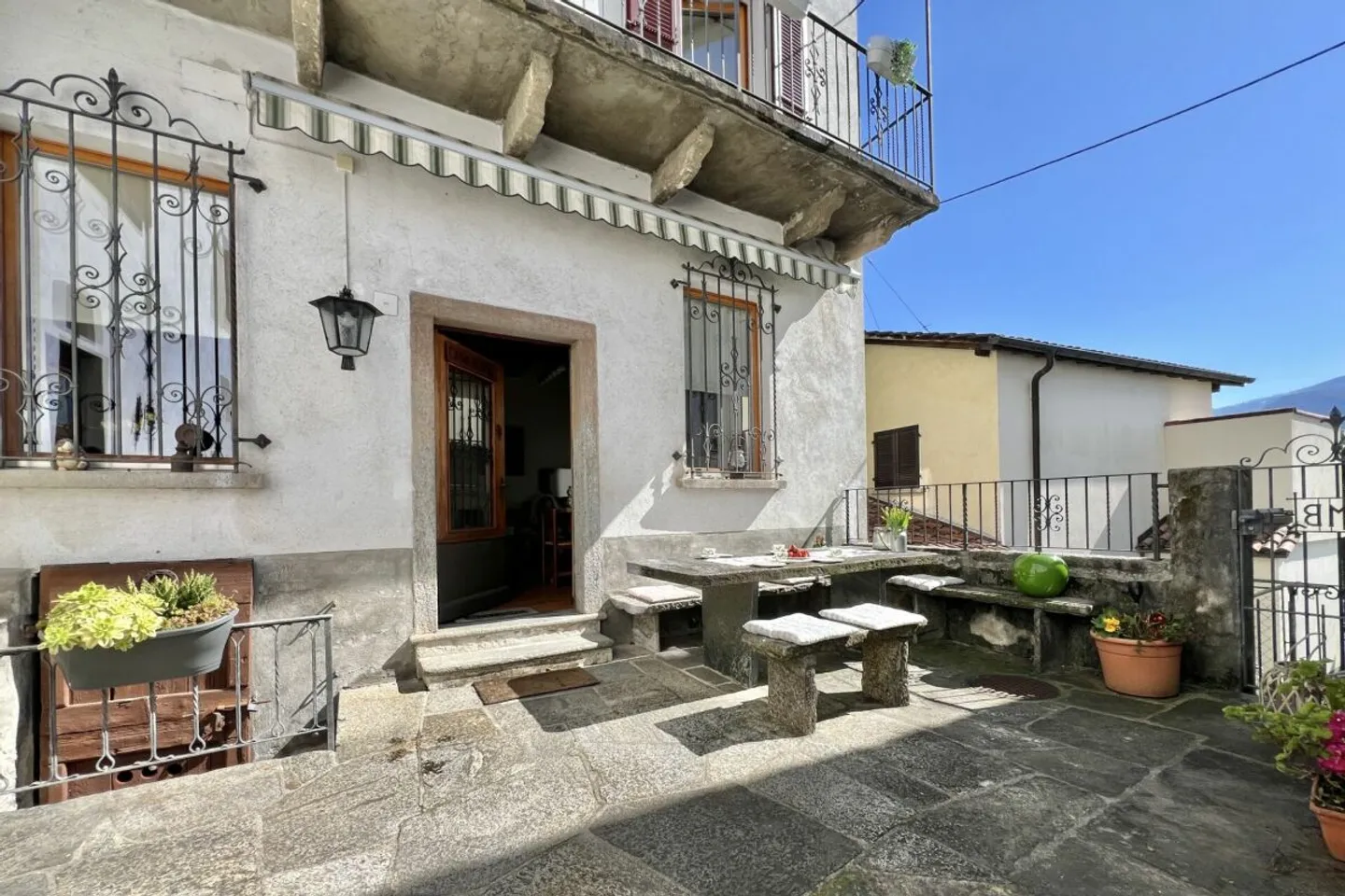 Grande casa di villaggio con vista sul lago, bel giardino e parcheggio - Foto 2 di 13