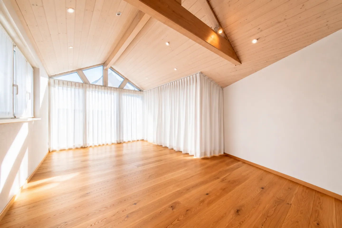 Vivre, travailler ou louer - Maison de 7,5 pièces avec part commerciale et potentiel polyvalent - Photo 13 sur 13