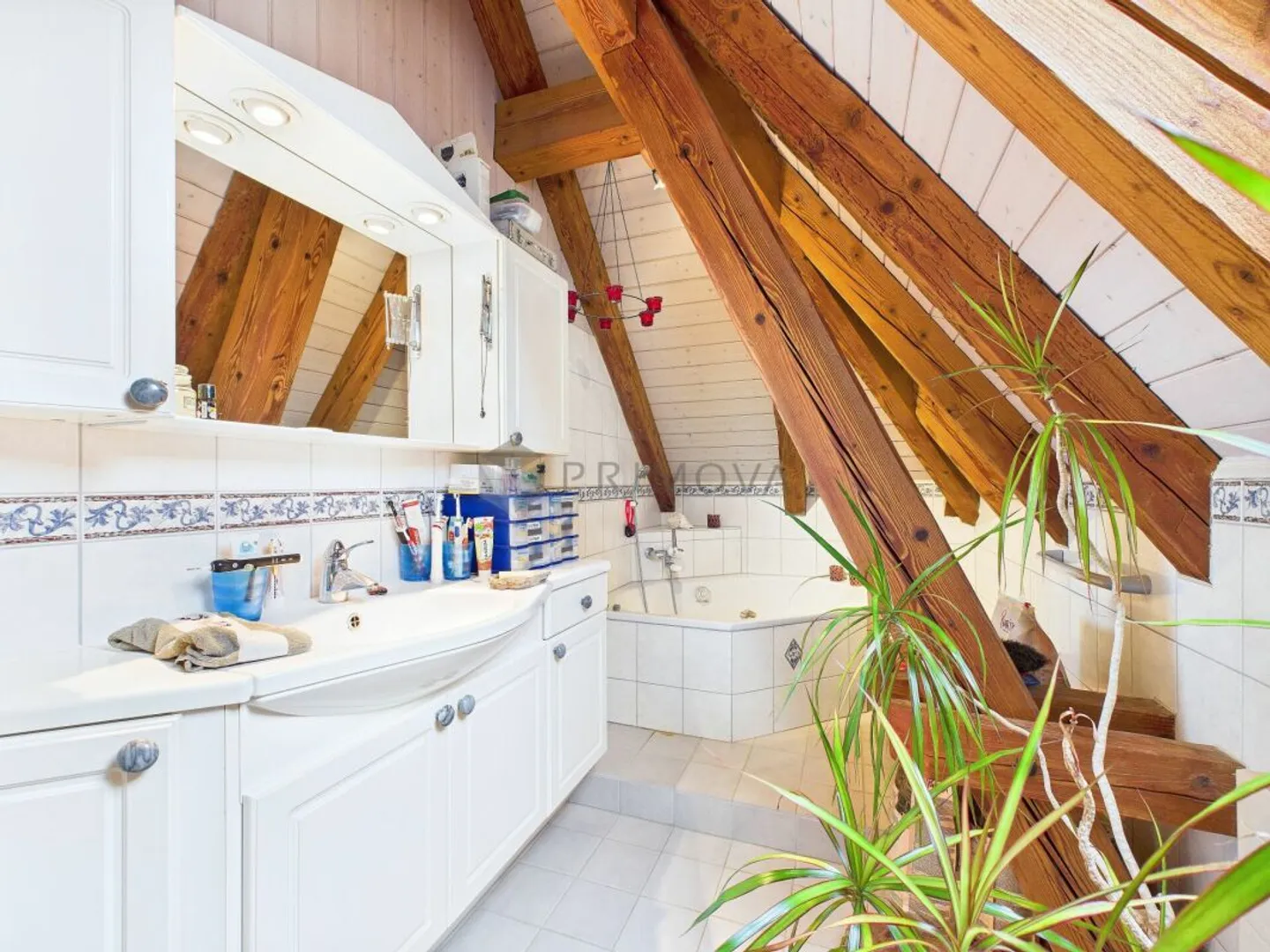 Spacious residential house with easy conversion to a multi-generational project - Photo 7 of 10