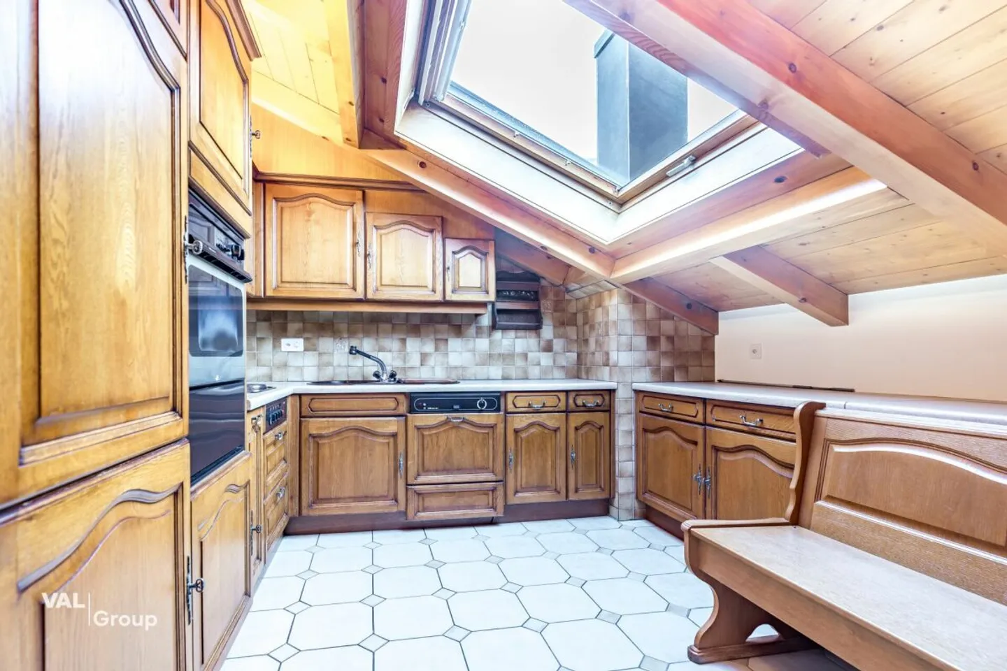 Helle Dachwohnung mit Balkonen - Foto 4 von 13