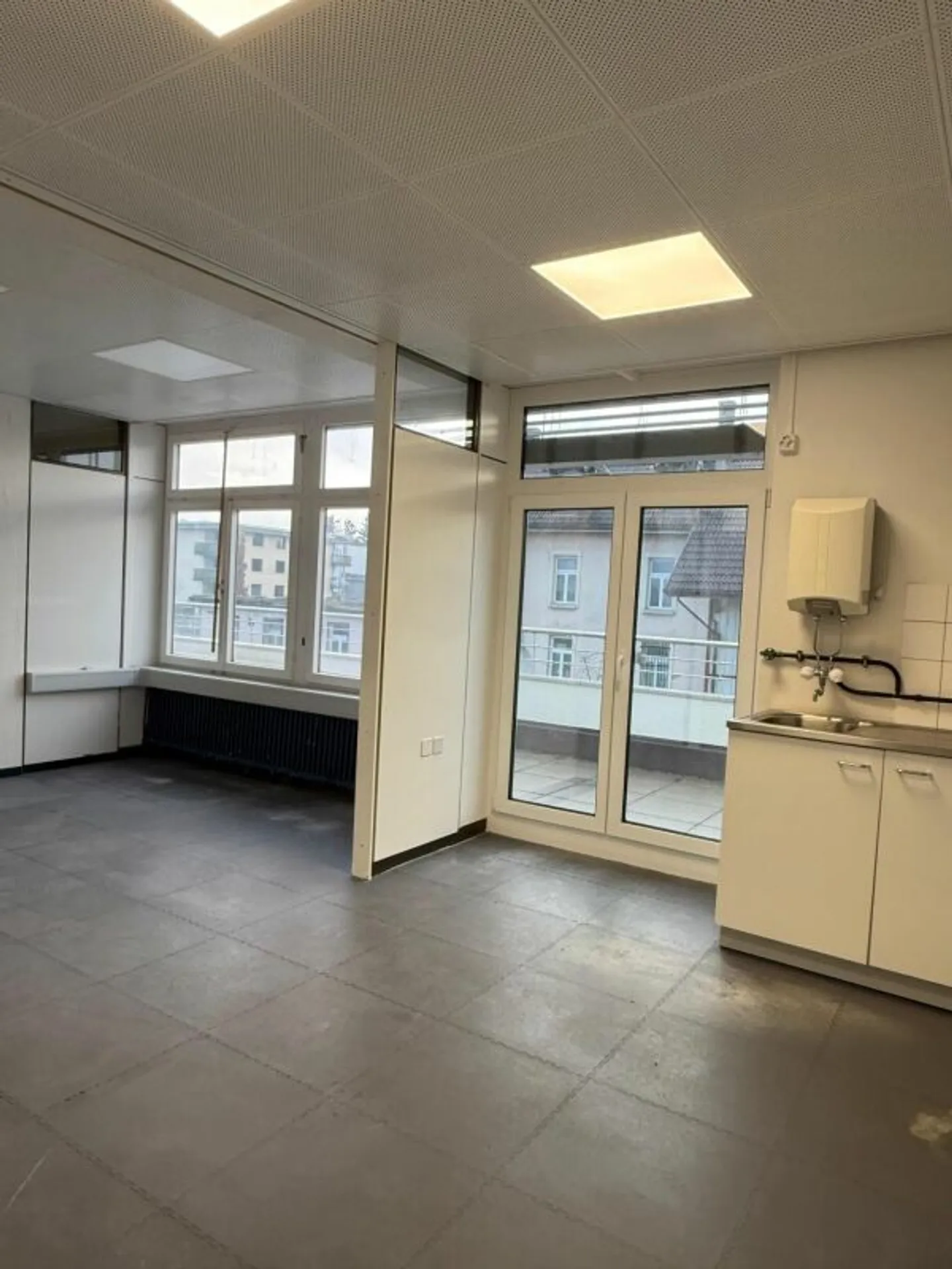 Bright office/commercial space with flexible room layout - Photo 4 of 6