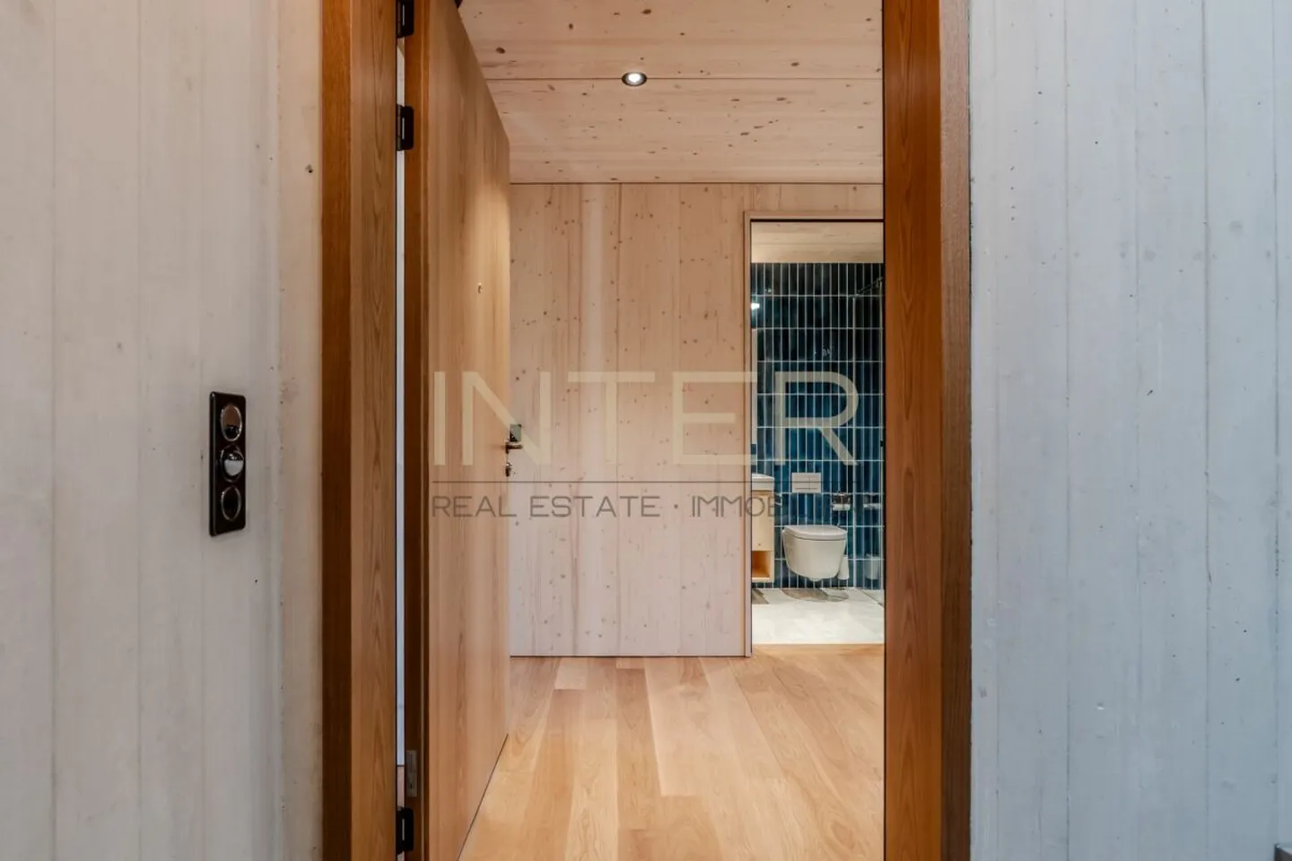 First occupancy in Risch: Exclusive 3.5-room apartment on the 2nd floor with 3 loggias and fireplace - Photo 10 of 13