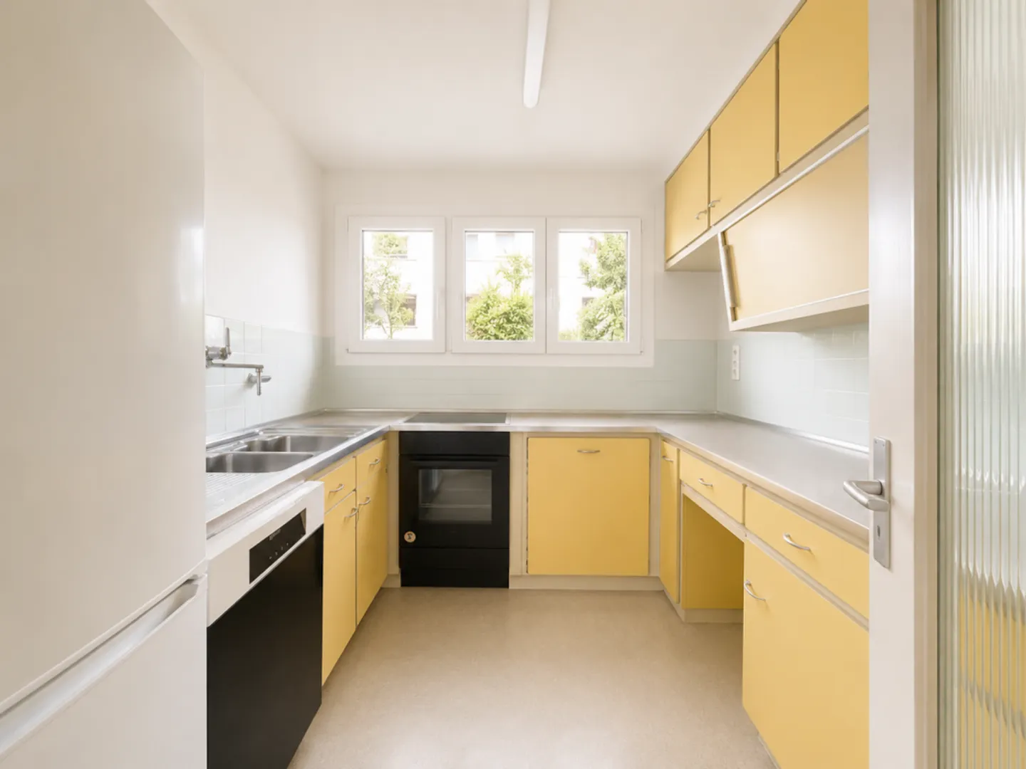 SPACIOUS LIVING WITH PLENTY OF SPACE &amp; PARADISIACAL GARDEN IN A PRIME LOCATION! - Photo 3 of 9
