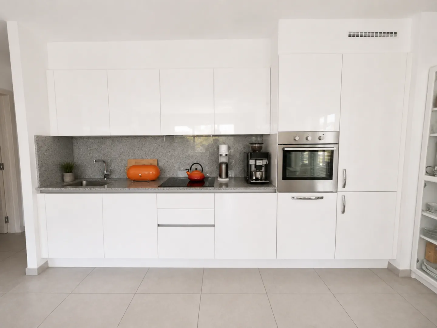 Attractive 4.5-room garden apartment in Manno - spacious living comfort with private garden - Photo 4 of 13