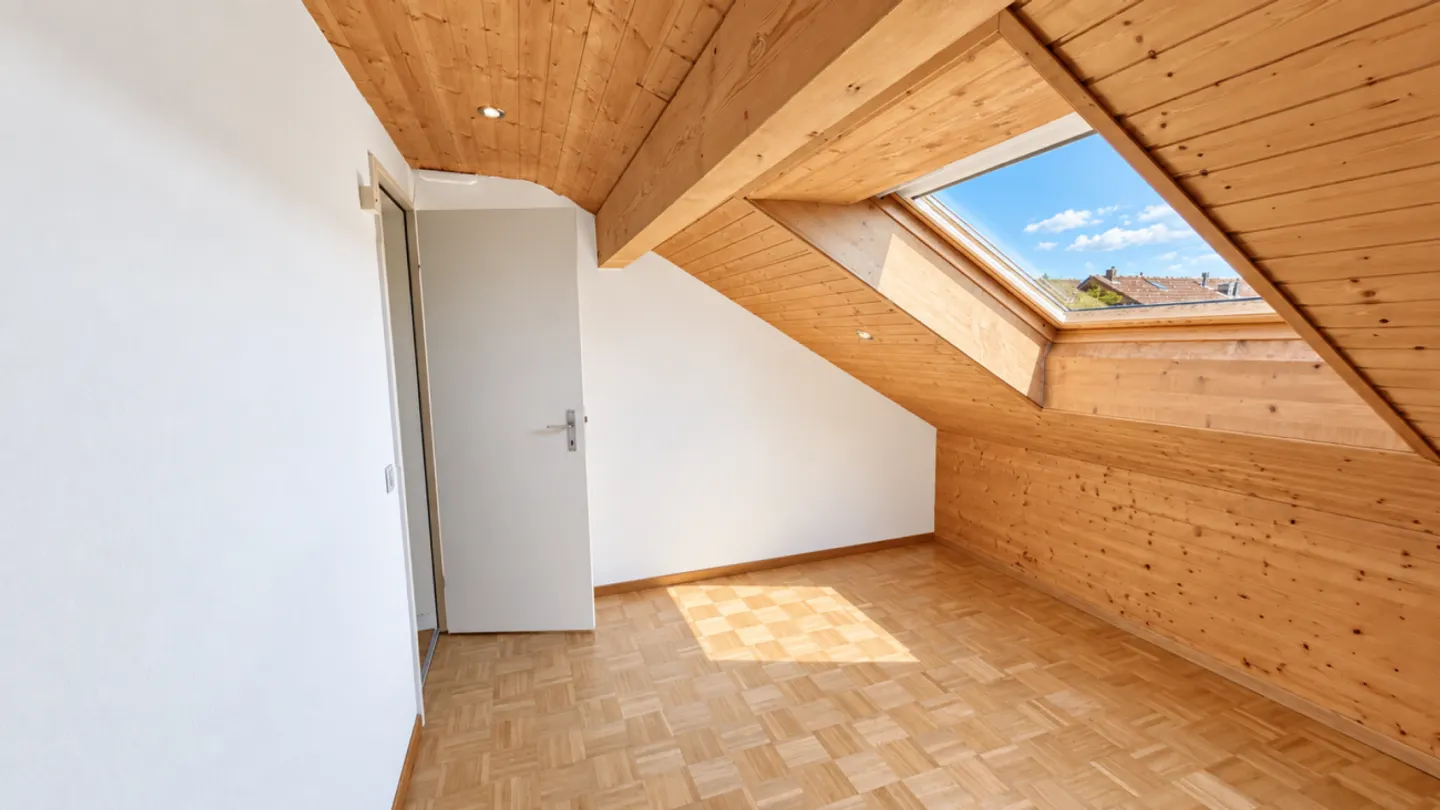 Large Renovated 5.0 Apartment with Large Playground - Photo 7 of 13