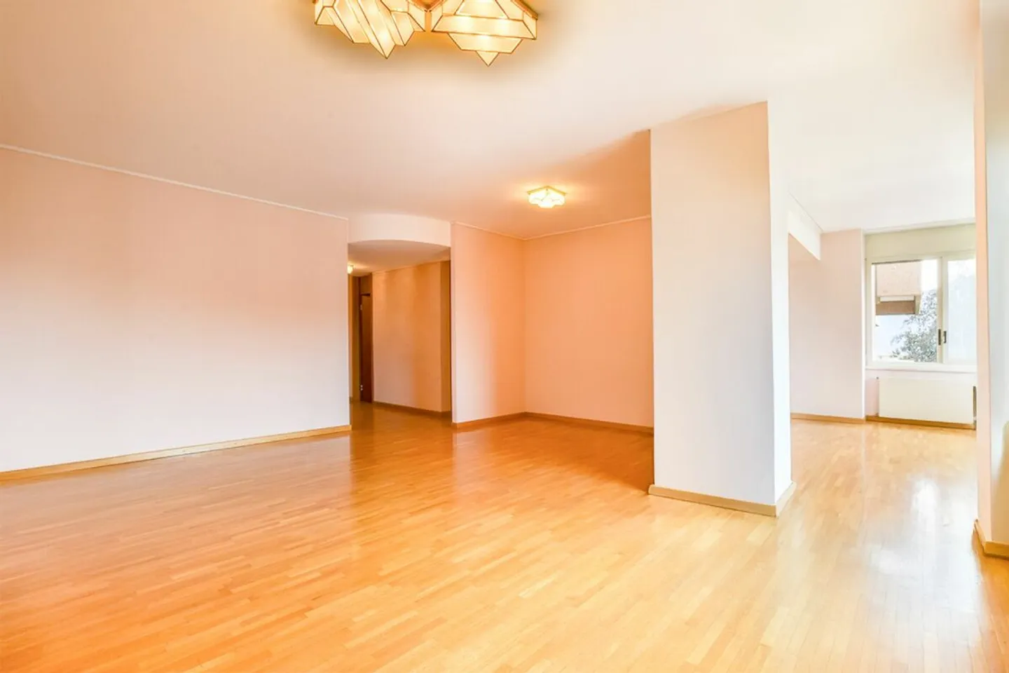 Appartement spacieux à rénover dans un quartier résidentiel - Photo 2 sur 13