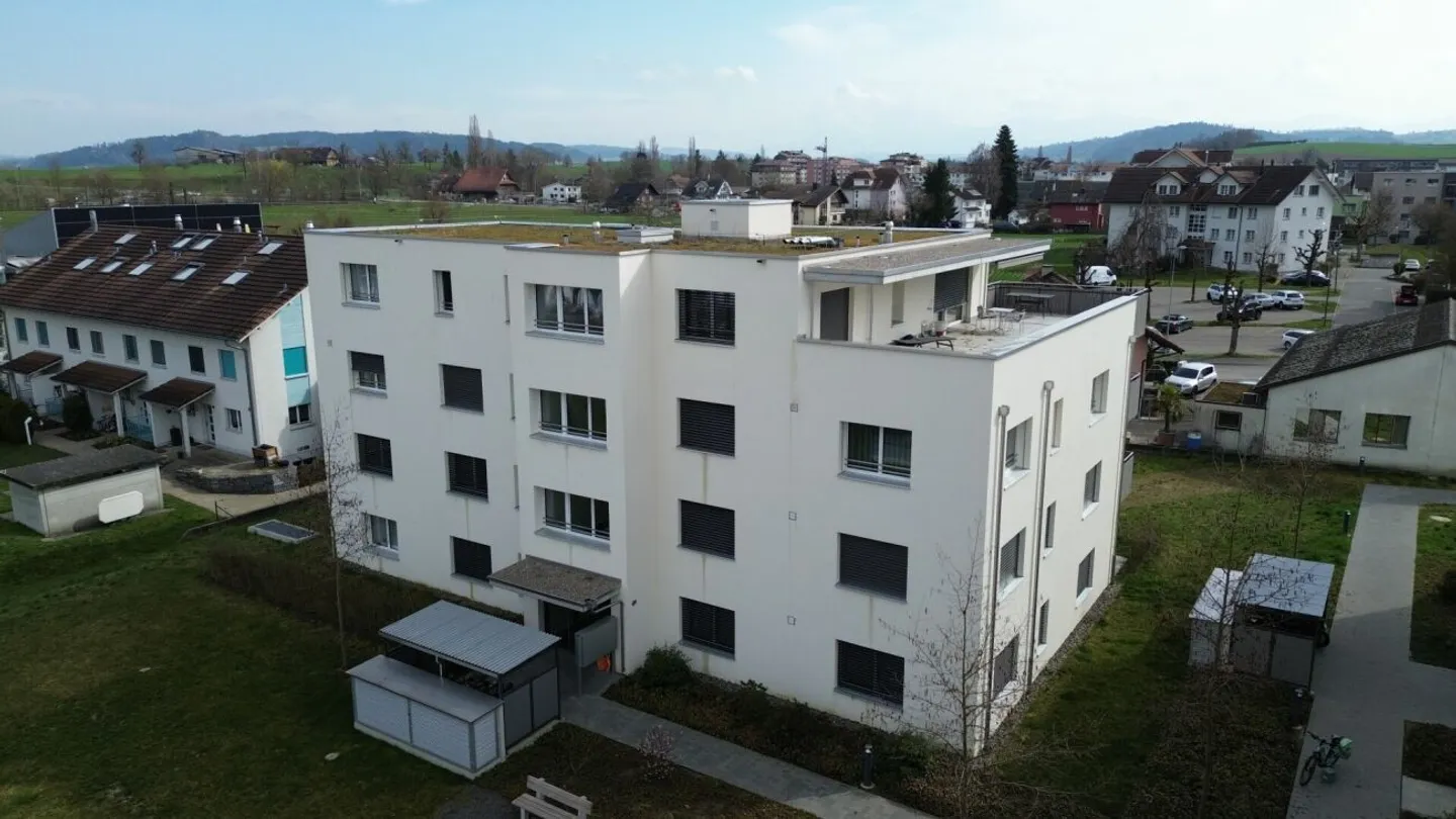 Exklusive Attikawohnung mit grosser Terrasse und Weitsicht in Schötz - Foto 3 di 12