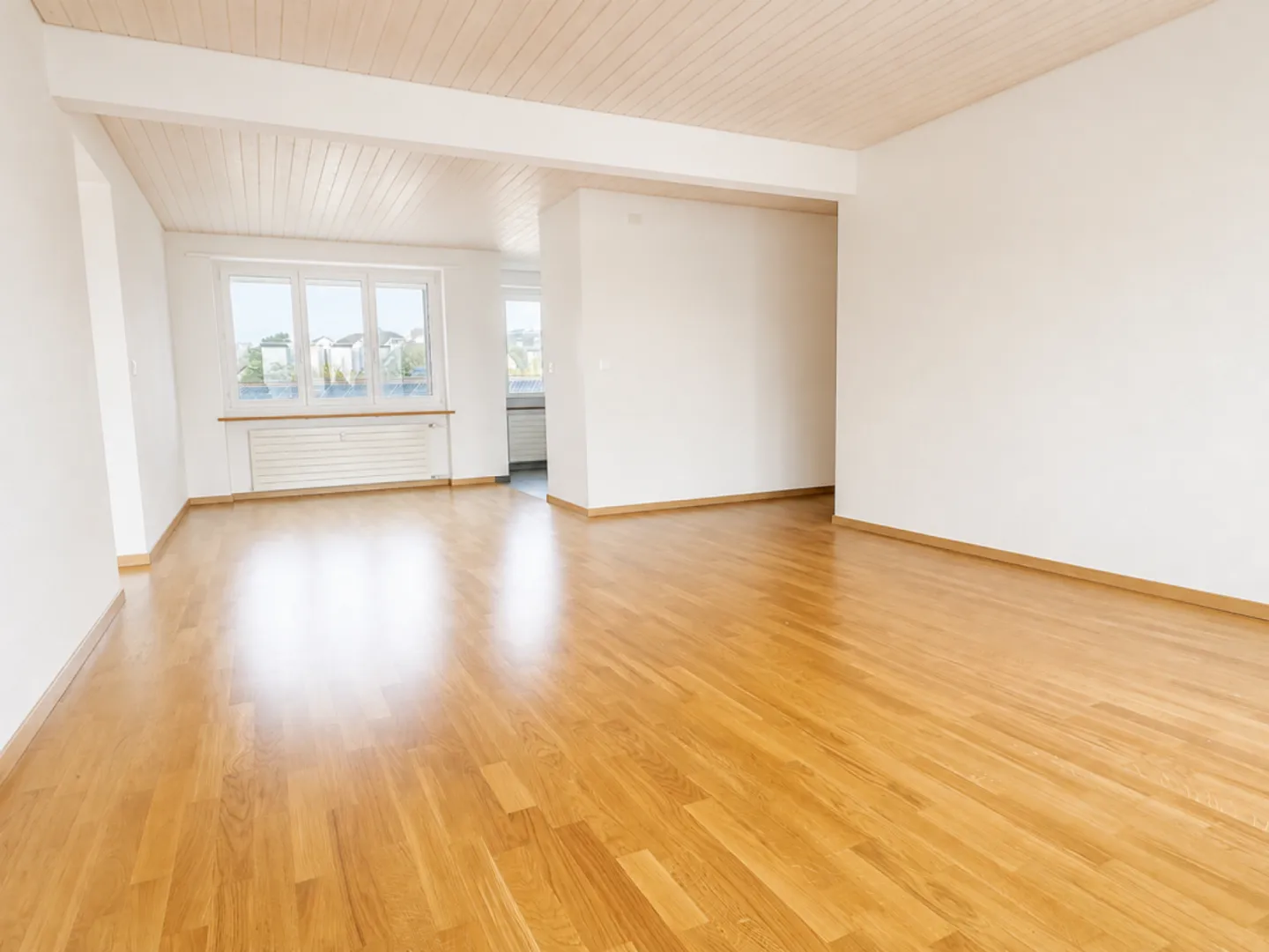 Spacious 4.5 Room Apartment with Large Balcony - Photo 2 of 9