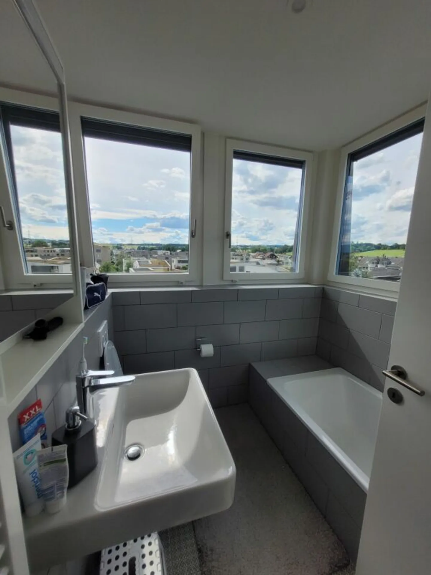 Light-flooded maisonette apartment with generous layout - Photo 4 of 12