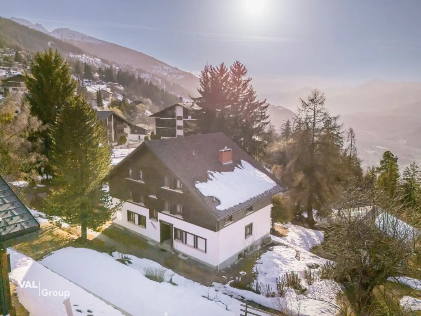 Un cocoon alpino luminoso con camino e vista libera - Foto 11 di 13
