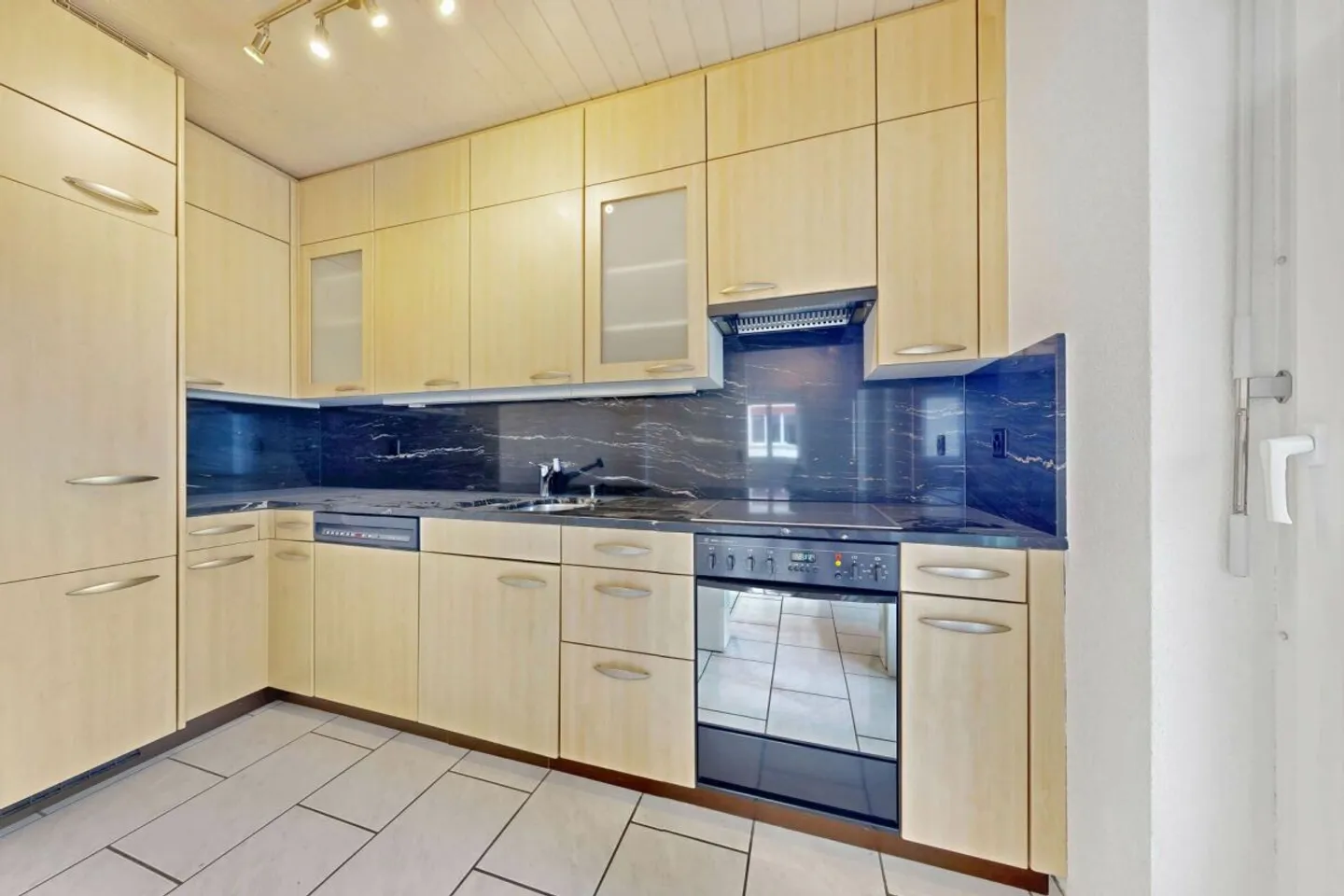 Bright 3.5-room maisonette apartment in a quiet yet central location - Photo 5 of 13