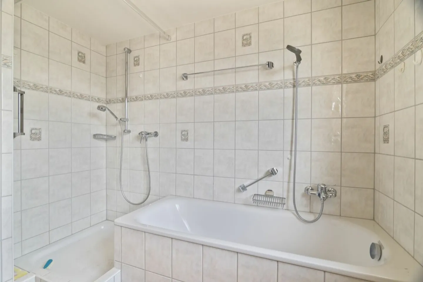 Terraced House Seeks Family - Photo 8 of 11