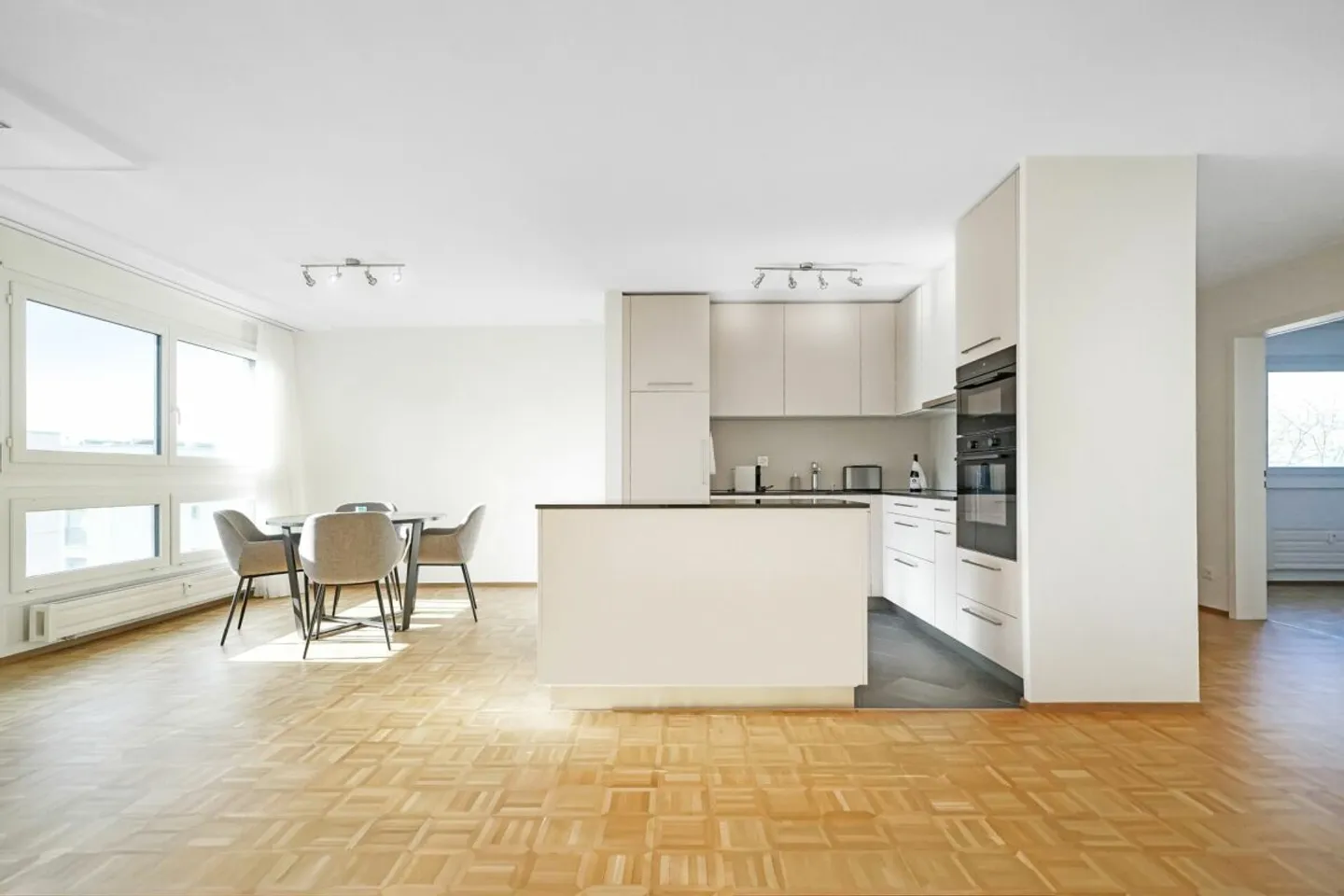 Un gioiello ristrutturato con gusto, pronto ad accoglierti - Foto 1 di 13