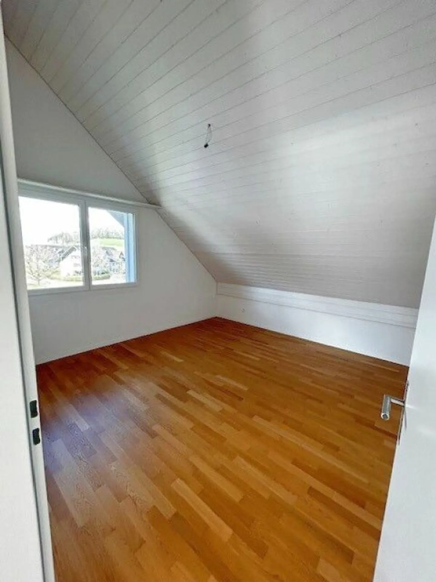 Appartement en duplex moderne de 4,5 pièces avec galerie, deux salles de bains et balcon ensoleillé - Photo 8 sur 11