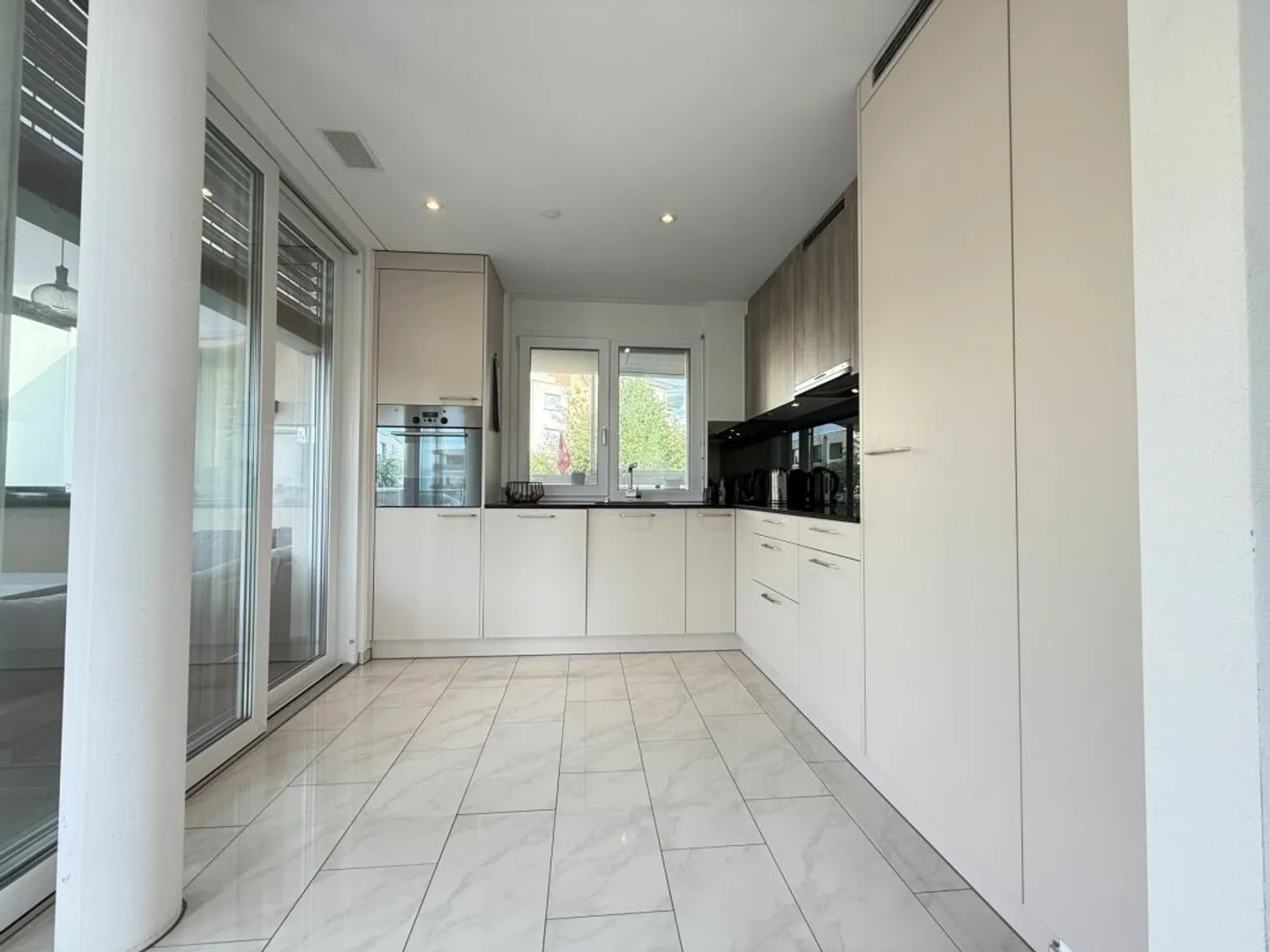 Charmante Wohnung mit grosser Terrasse - Foto 4 von 6