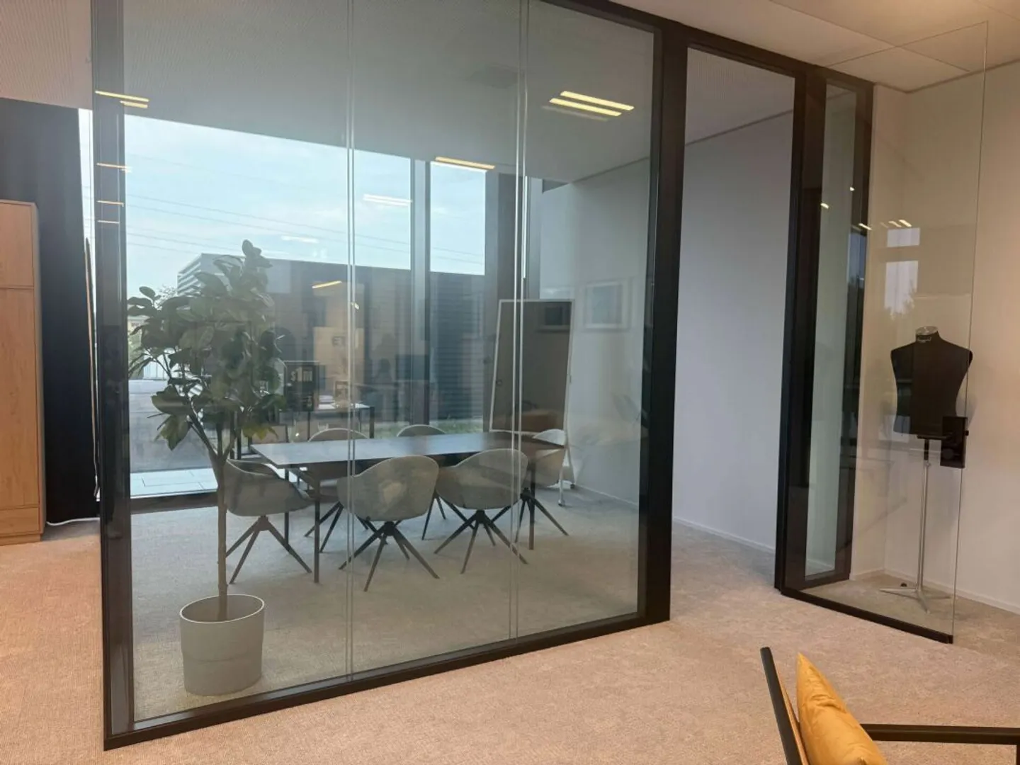 116 m² Büro mit eigener Teeküche und zwei Tiefgaragenplätzen in Rotkreuz - Foto 1 von 13