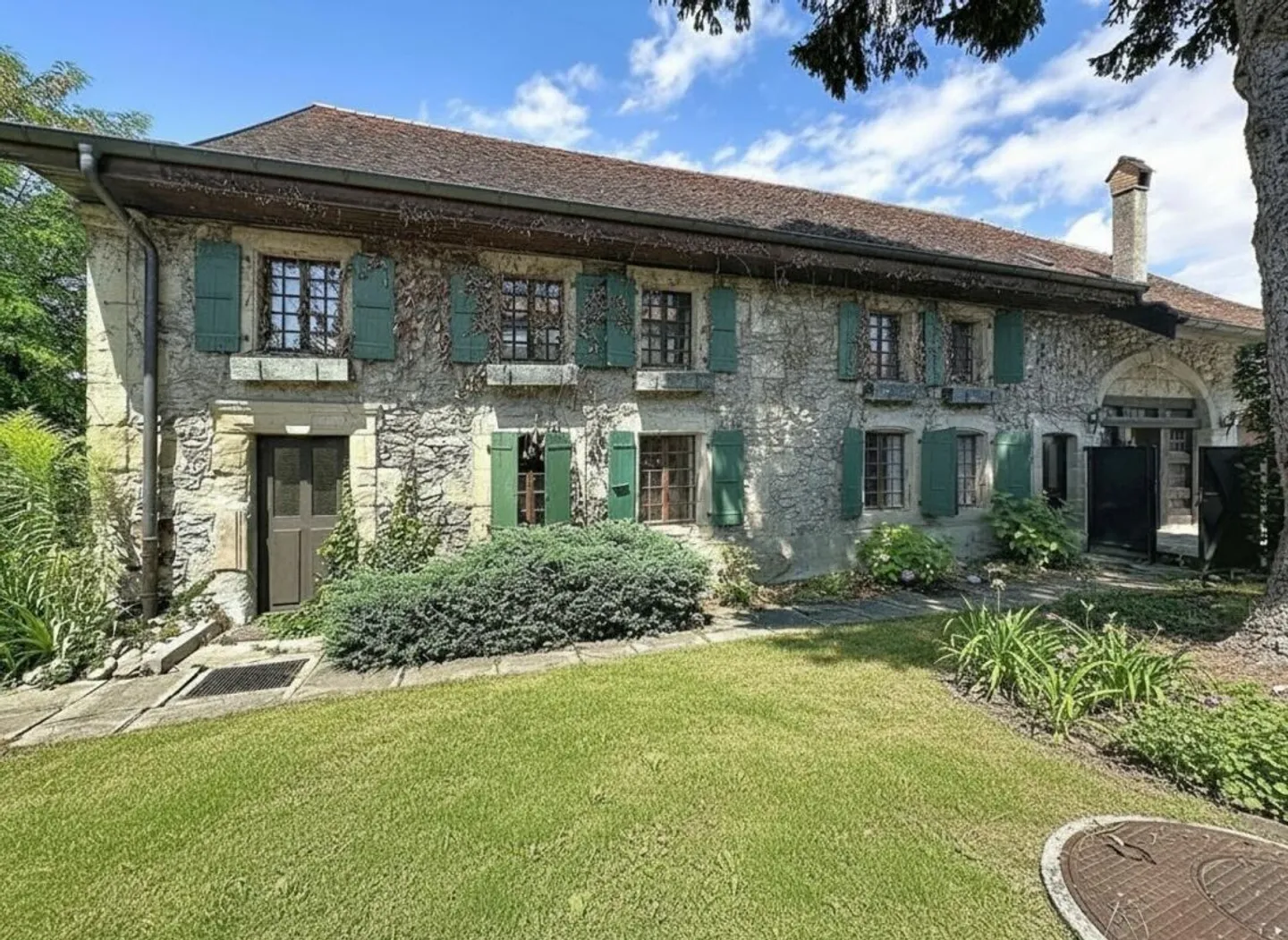 UNUSUAL PROPERTY ON MORE THAN 6,000 M2 UNDER RENOVATION, NOT SUBJECT TO THE LDFR - Photo 1 of 13