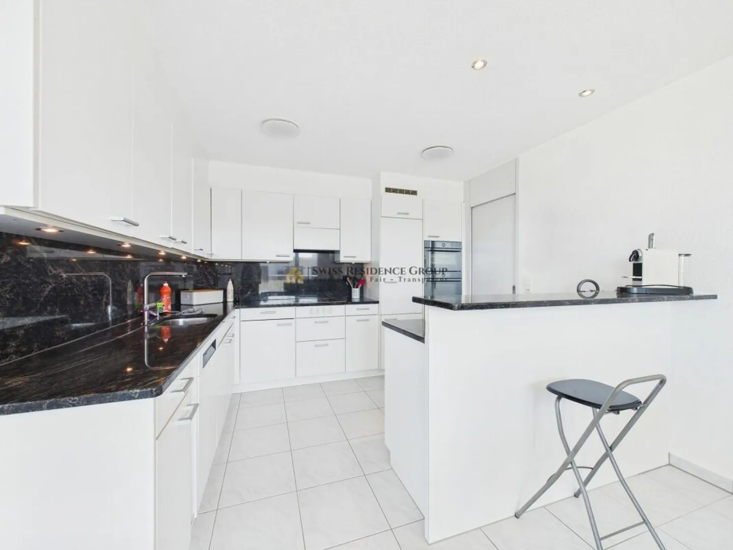 Bright penthouse apartment with a beautiful view of mountains and lake - Photo 6 of 13