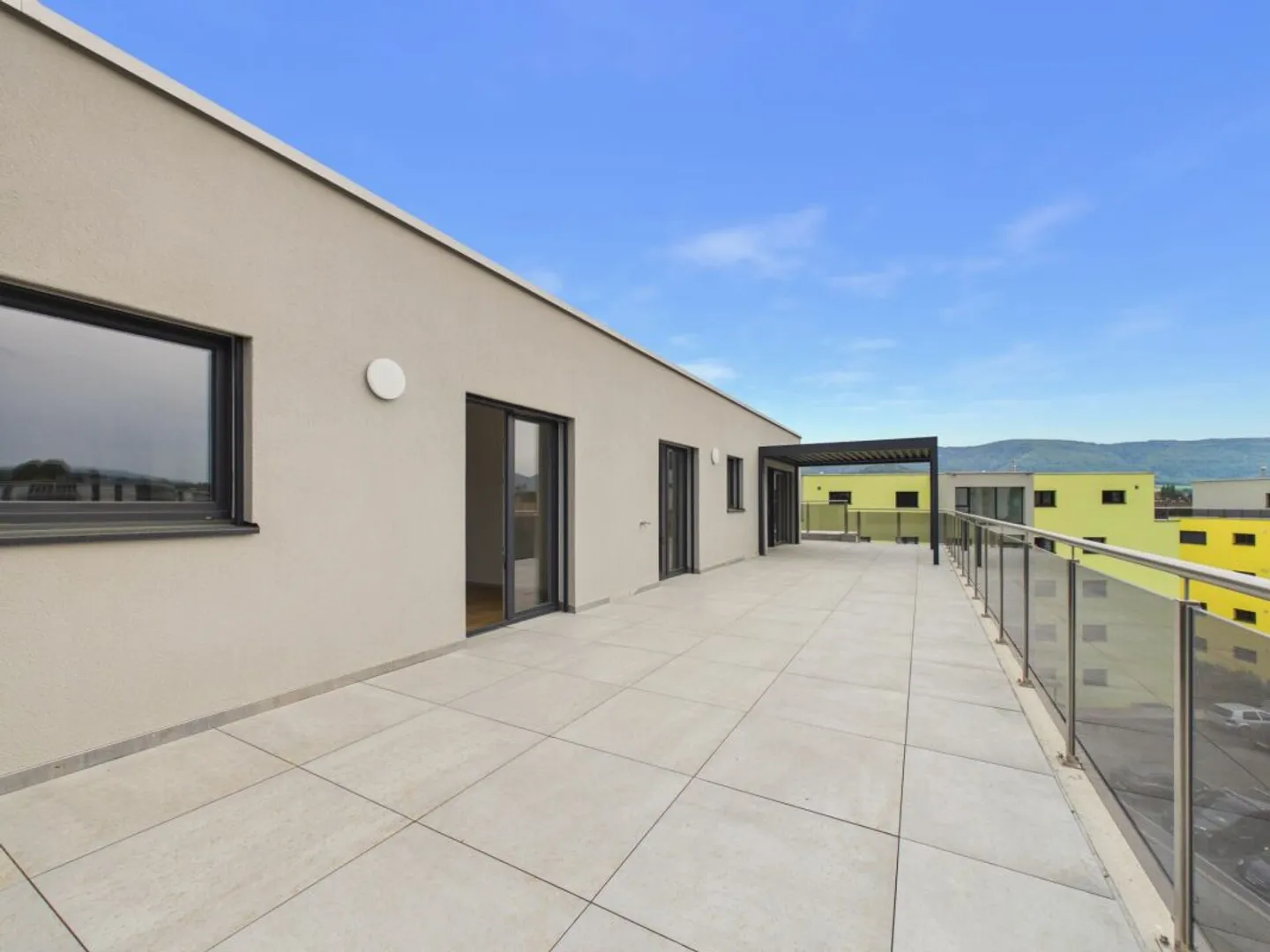 Exklusive Attikawohnung mit grosser Terrasse und ruhiger Wohnlage - Foto 1 di 13