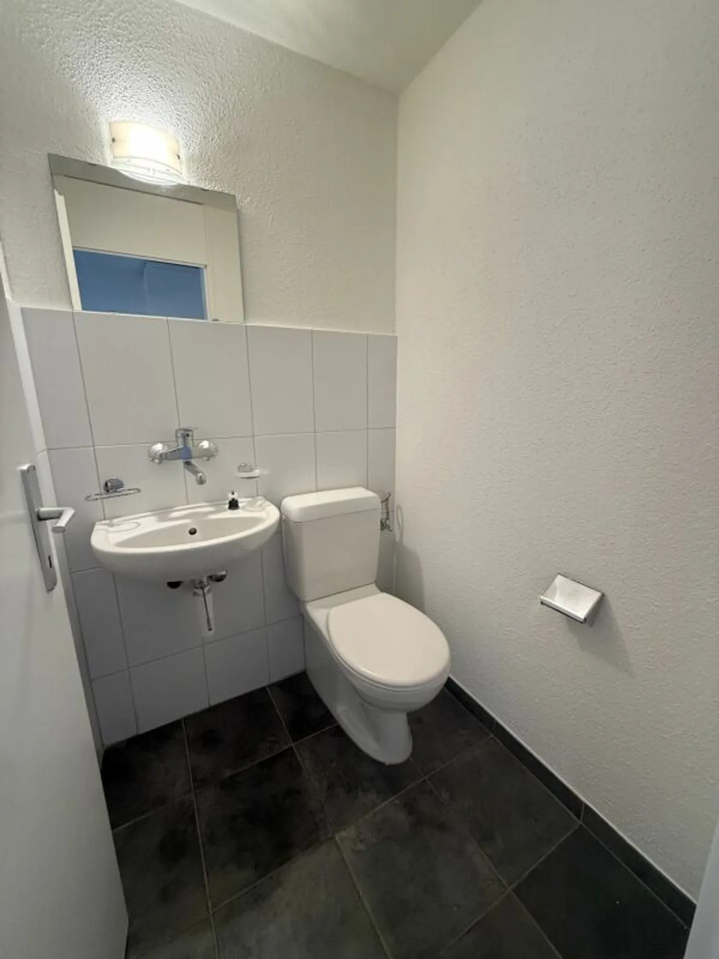 Partially renovated 4.5-room apartment with attractive layout - Photo 9 of 10