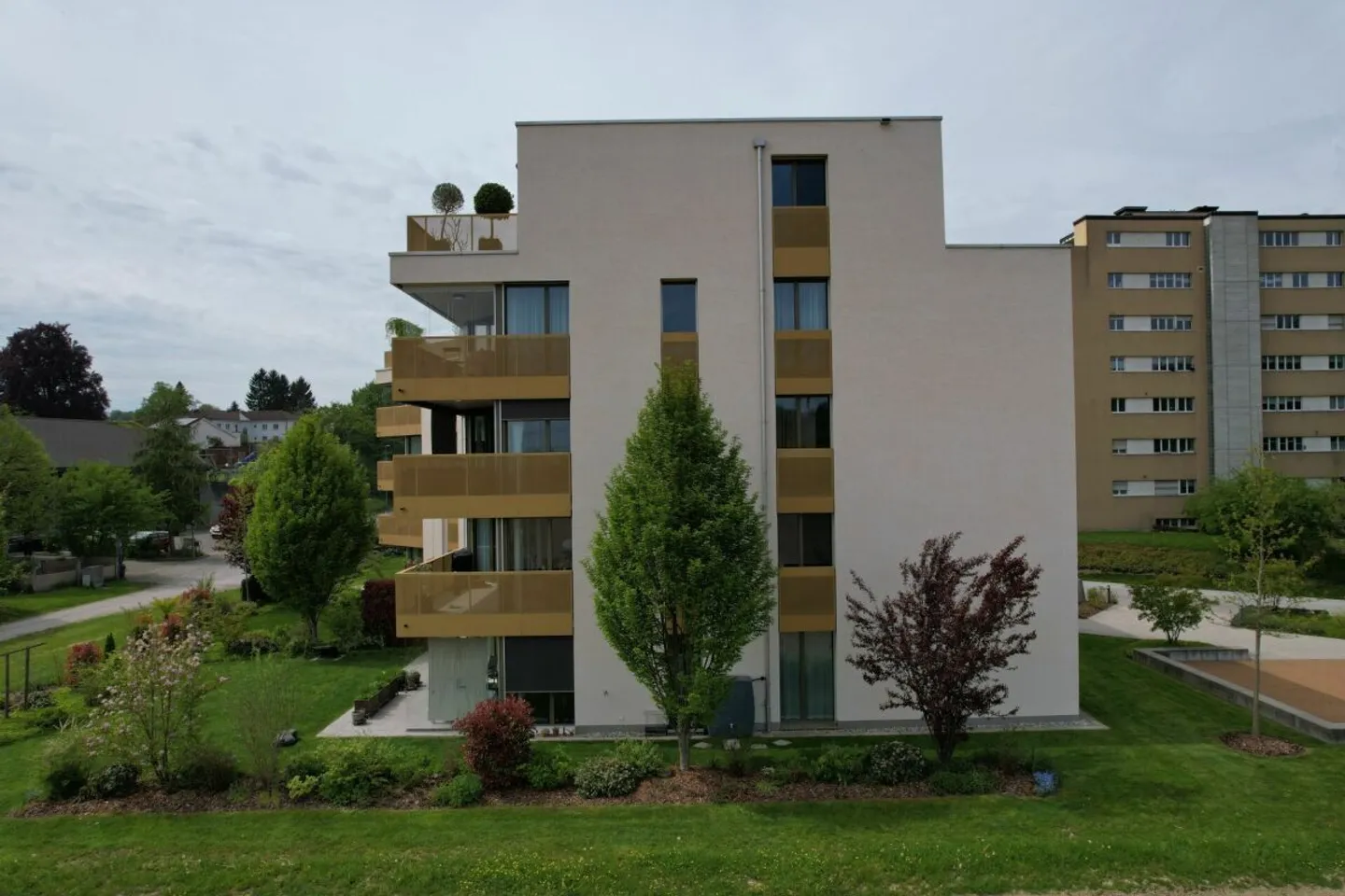 Appartement élégant de 2,5 pièces avec balcon et vue sur la verdure - Photo 3 sur 13
