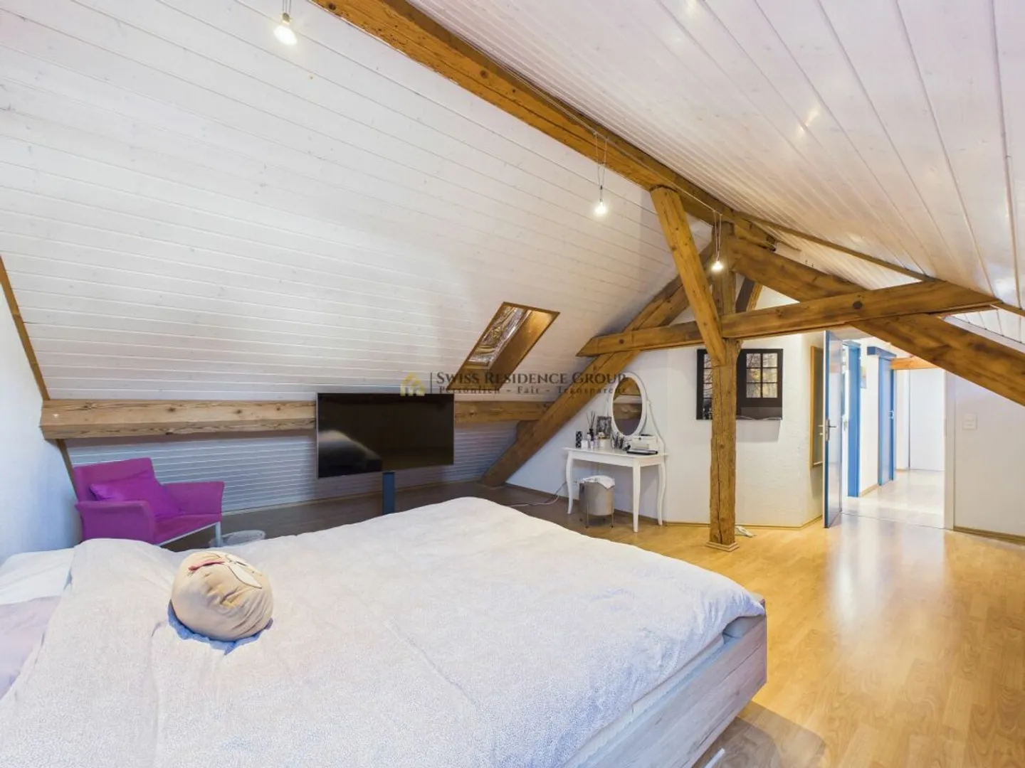 Appartamento mansardato luminoso con charme e 165 m² di sensazione abitativa - Foto 8 di 9