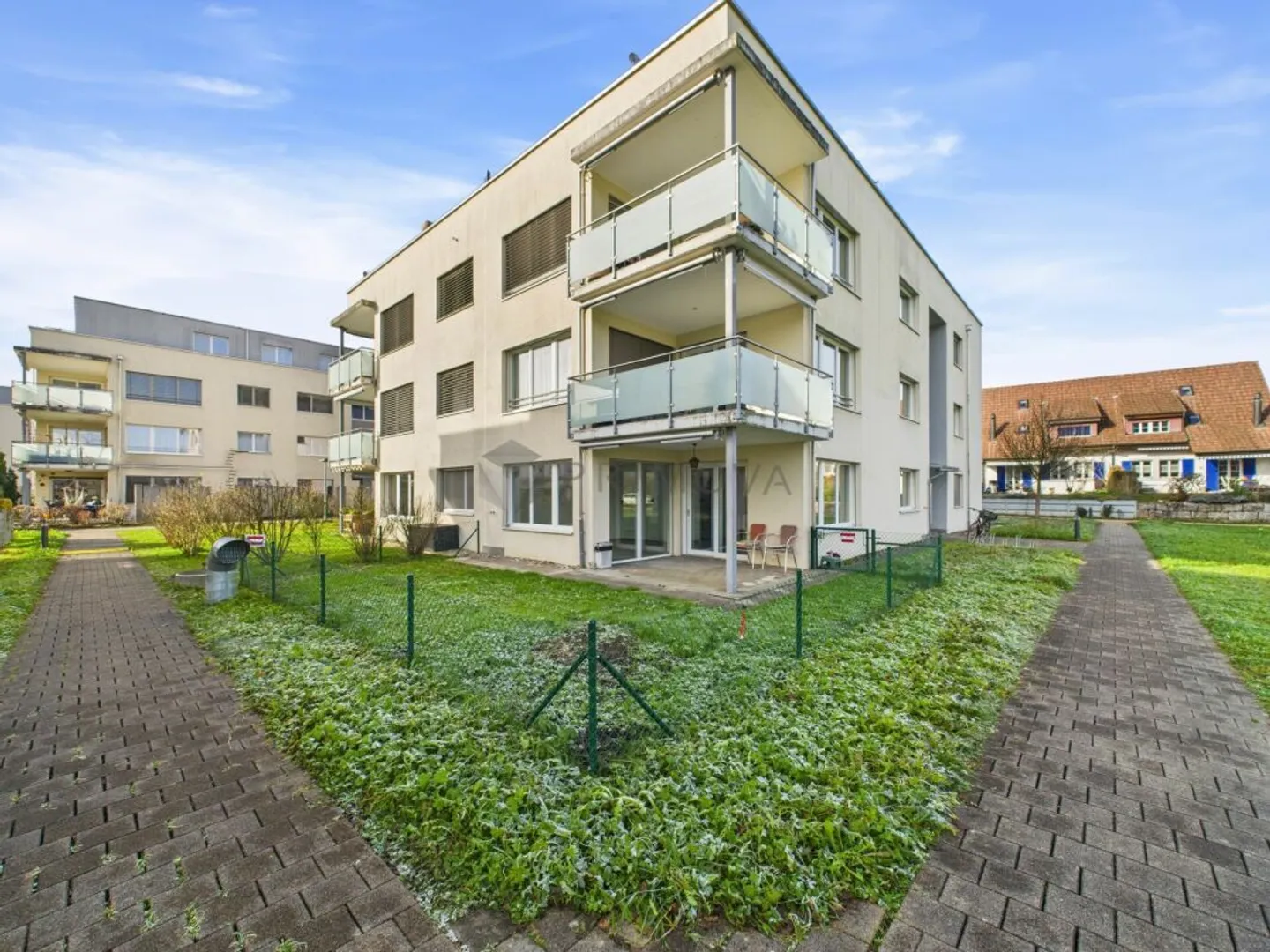 Architettura spaziale di successo con giardino privato - Foto 1 di 11