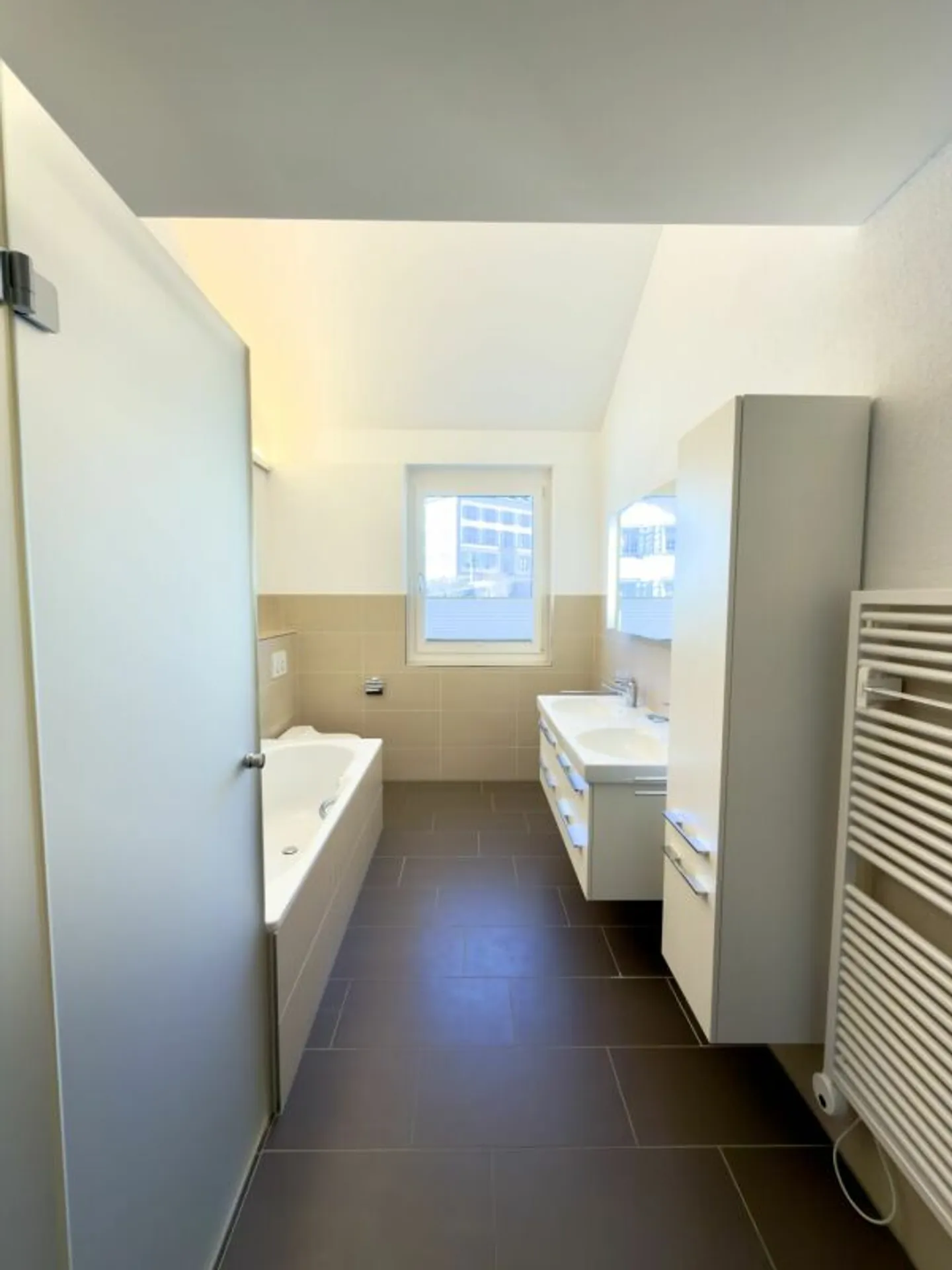 Appartamento mansardato di 4,5 stanze a Tuggen - Foto 4 di 12