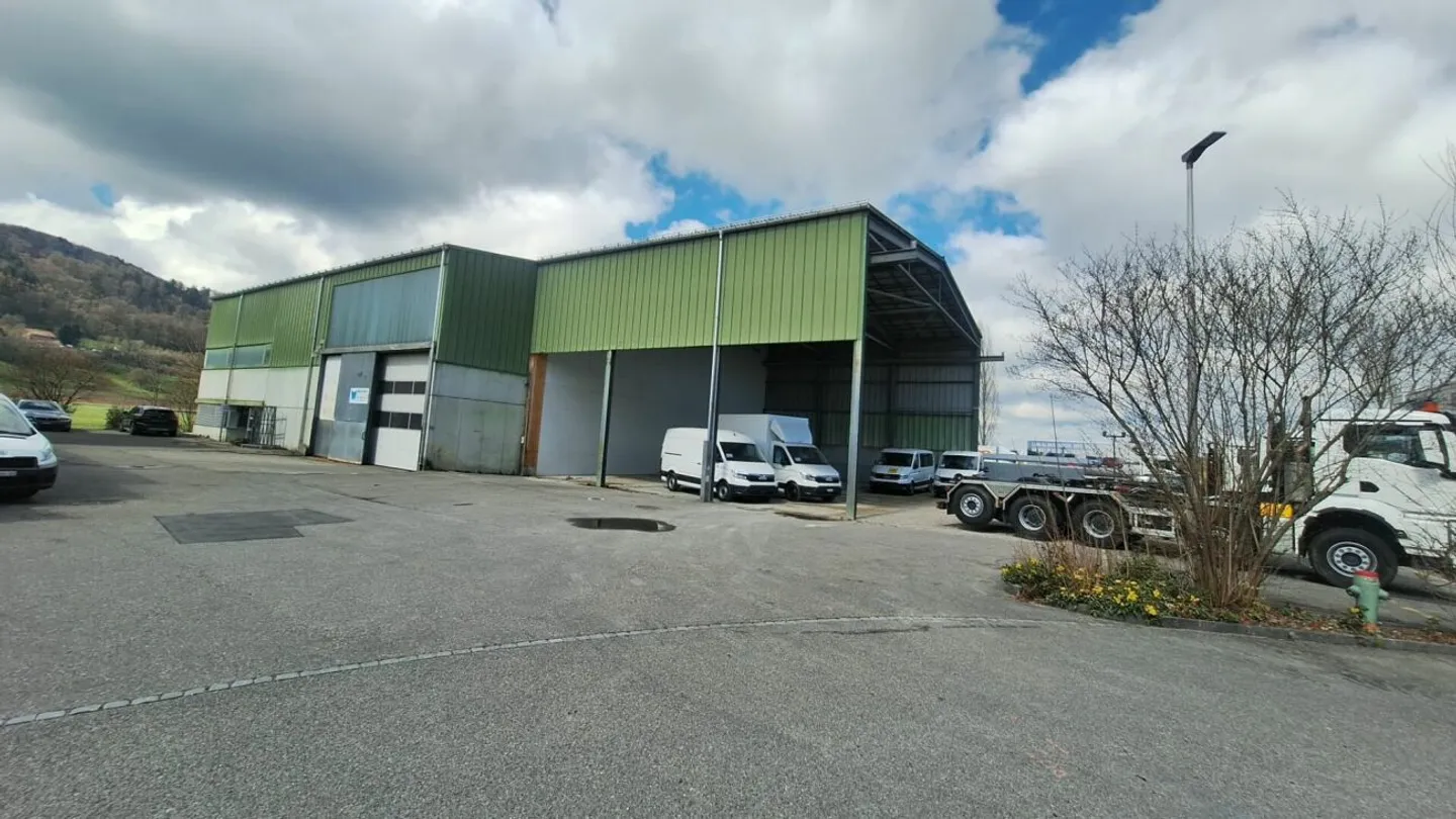 Gewerbehalle mit Aussenfläche - Foto 1 von 9