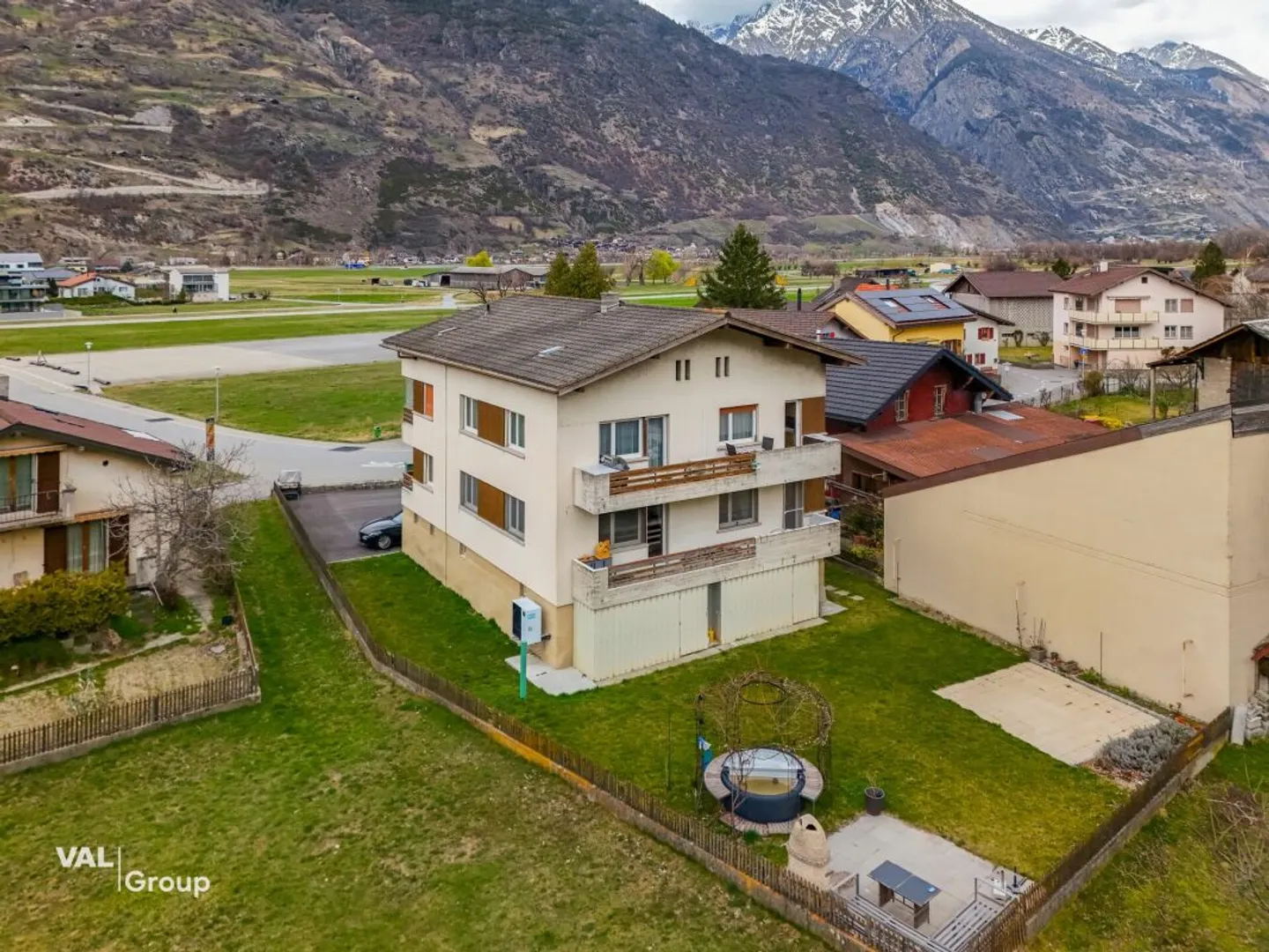 Rénové avec style, beaucoup de lumière et de charme - Photo 2 sur 13