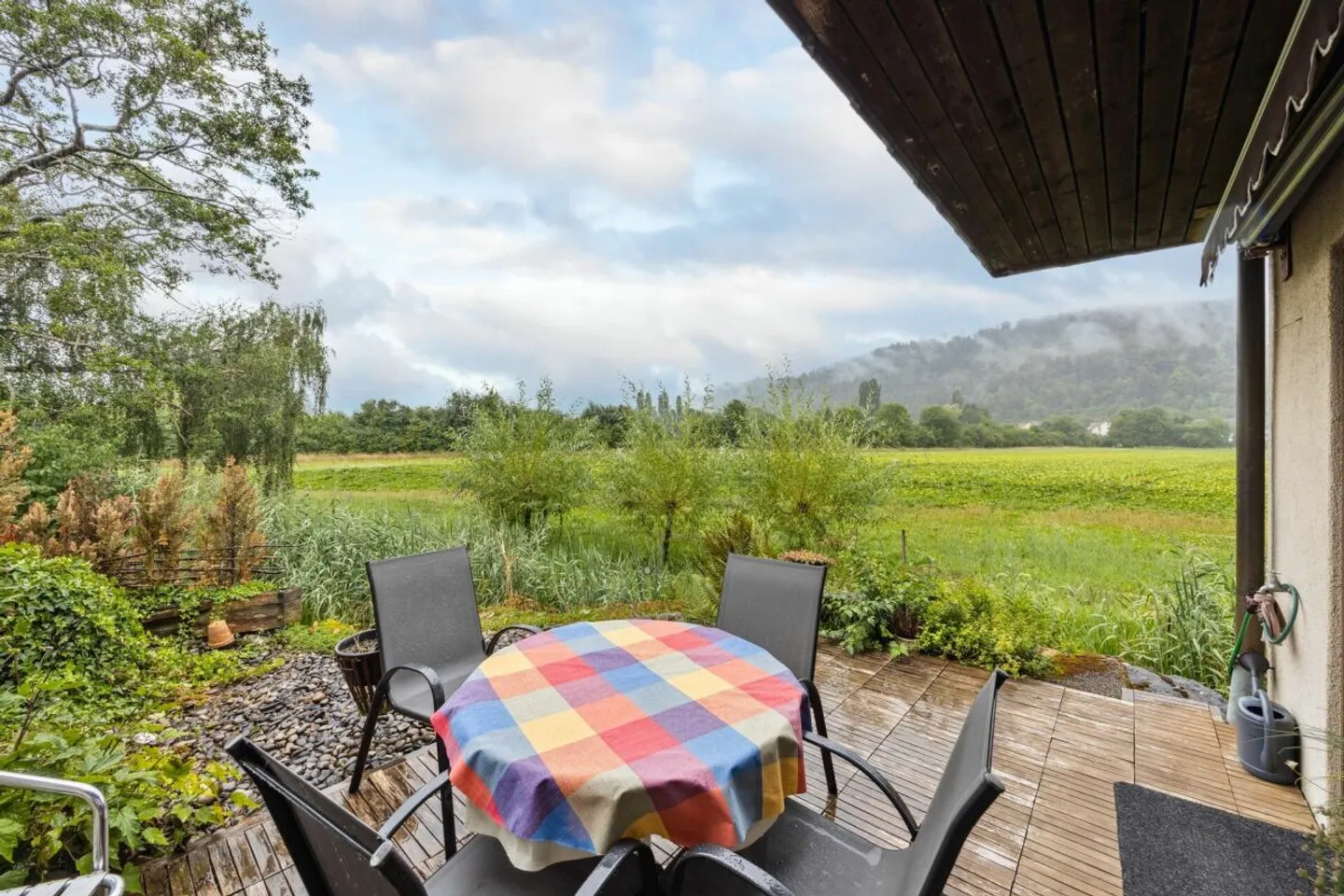 Incantevole casa a schiera angolare vicino a un ruscello naturale a Worben - Foto 1 di 13