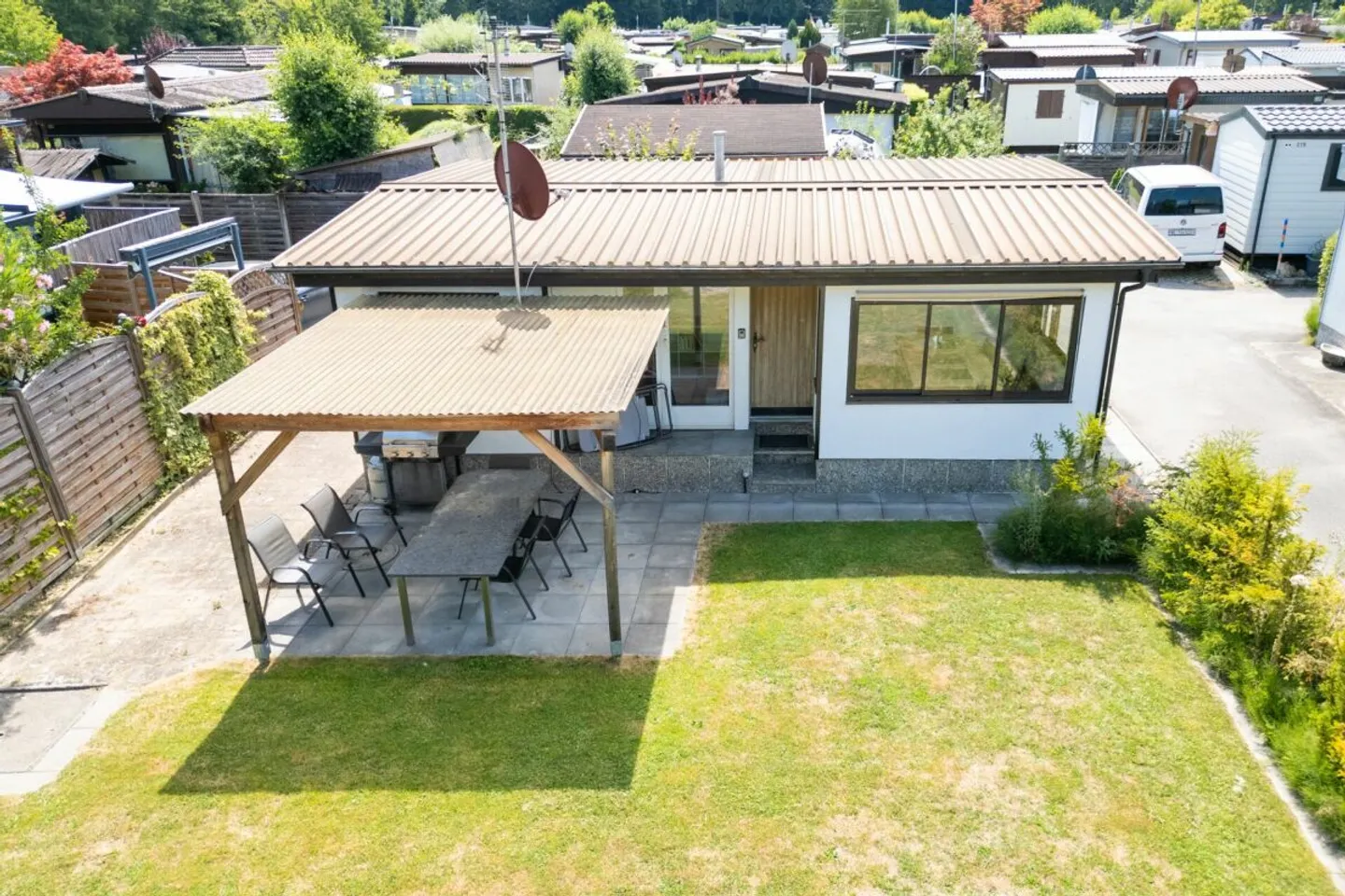 Beau bungalow de 3,5 pièces dans un emplacement calme à Caravaning Gletterens - Photo 2 sur 13