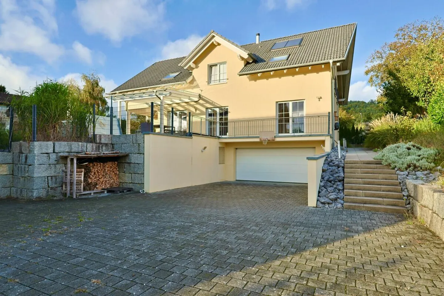 Charmantes Familienhaus mit Garten - Foto 3 von 7