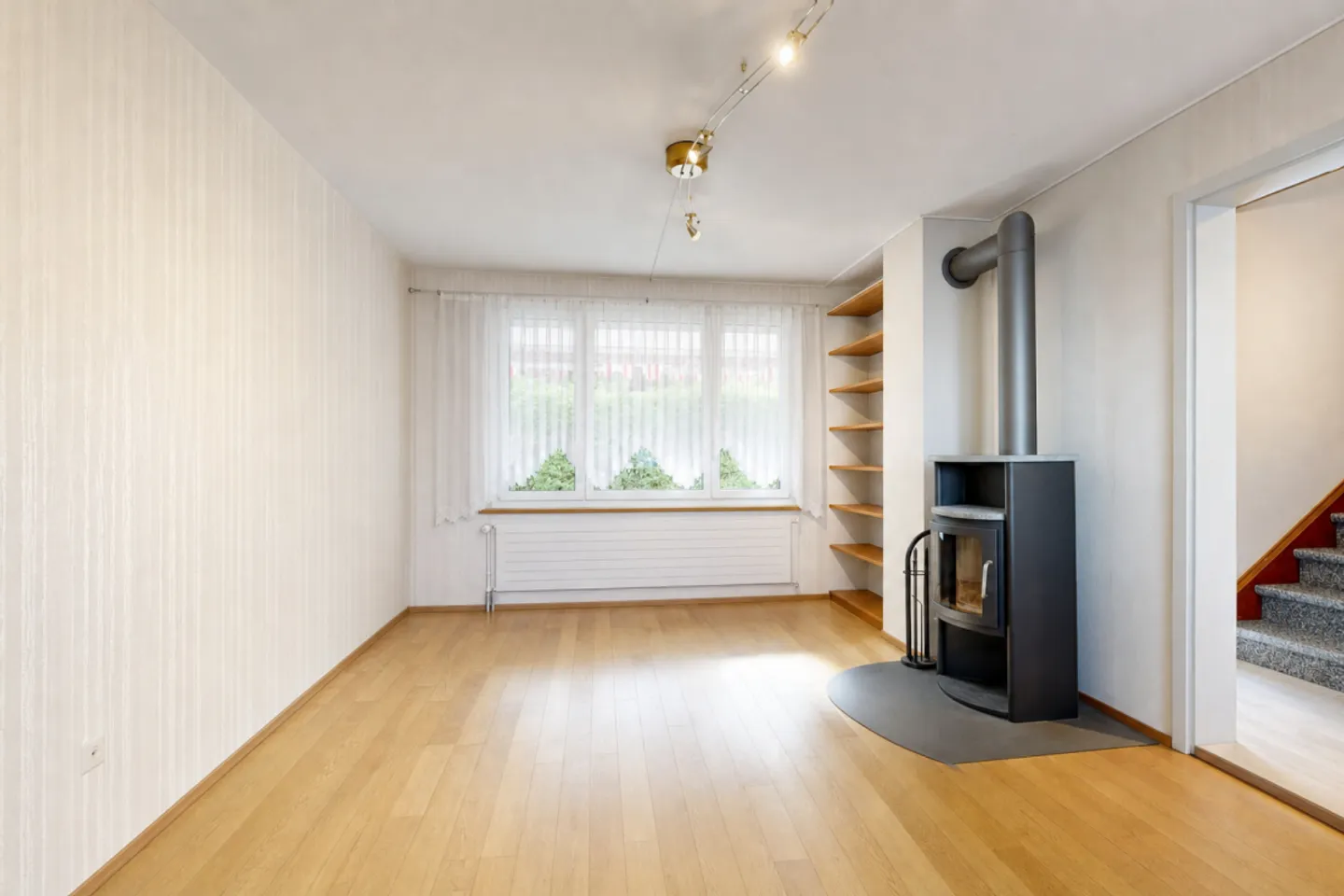 Well-maintained single-family house with forecourt and terrace - Photo 3 of 13