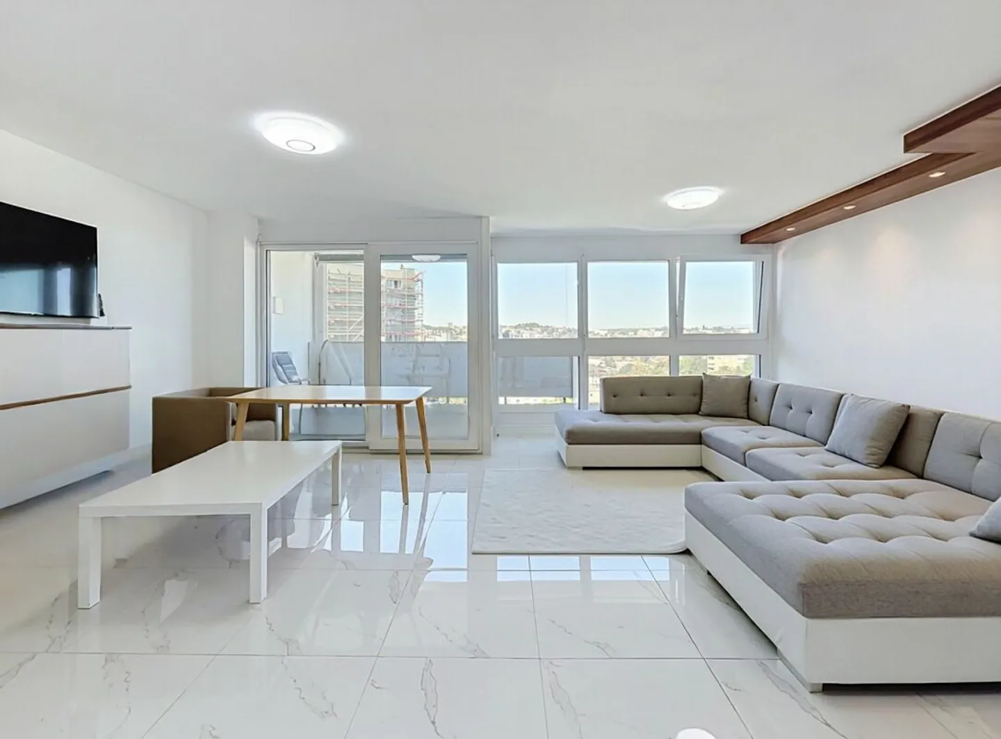 Charming 4.5-room renovated apartment with balcony and view of the cathedral - Photo 1 of 11