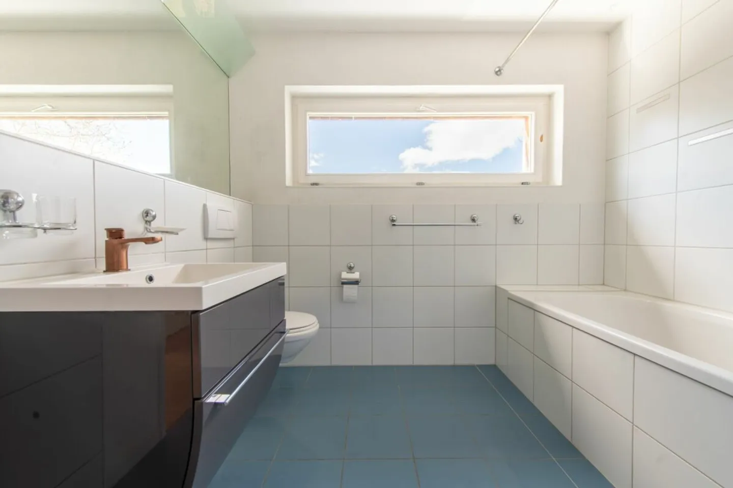 Architecture Meets Nature: Your Retreat with a View - Photo 11 of 13