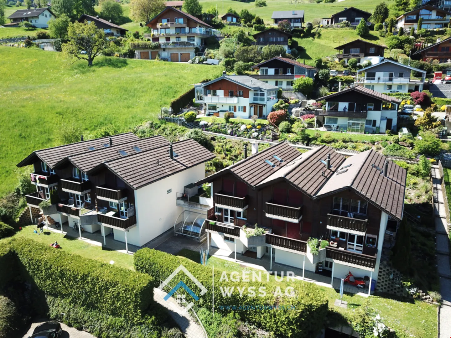Agenzia Wyss AG: Bellissima casa a schiera 4.5 locali a Faulensee con vista lago - Foto 2 di 11