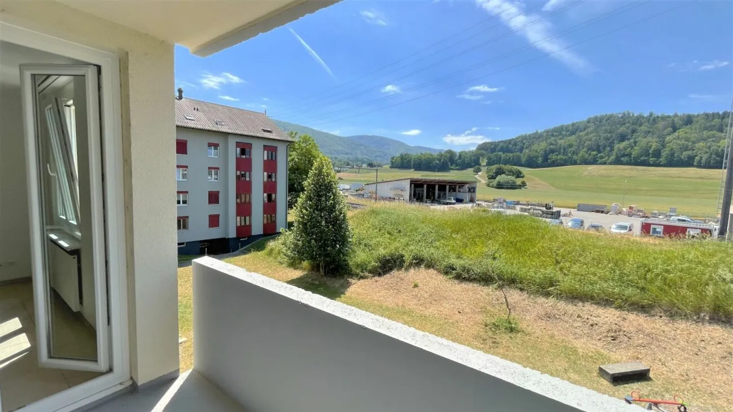 Spacious 2.5 room apartment in a quiet area with balcony, parking space and good accessibility - Photo 12 of 13