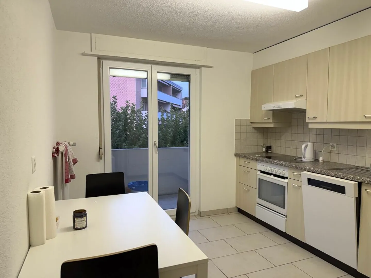 Casa ben curata con due balconi - Foto 3 di 11