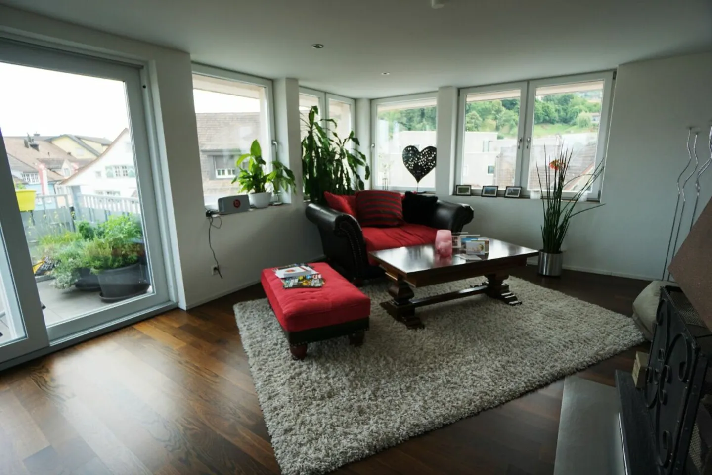 Appartement 4.5 pièces dans un emplacement central - Photo 2 sur 8