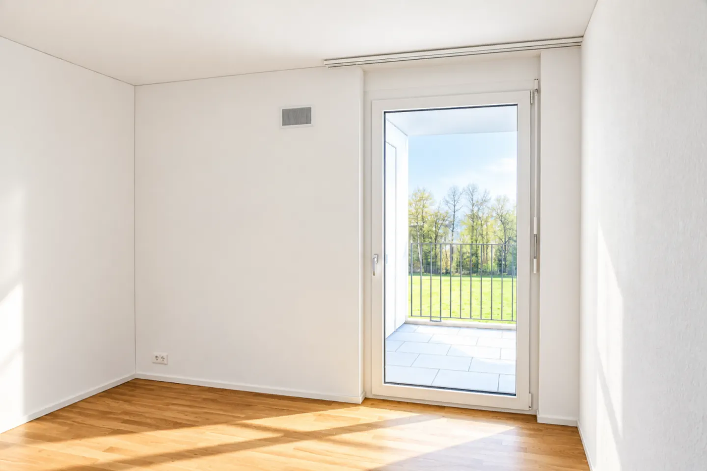 Helle und Moderne 3.5 Zimmer-Wohnung mit 2 Balkonen! - Foto 5 von 13