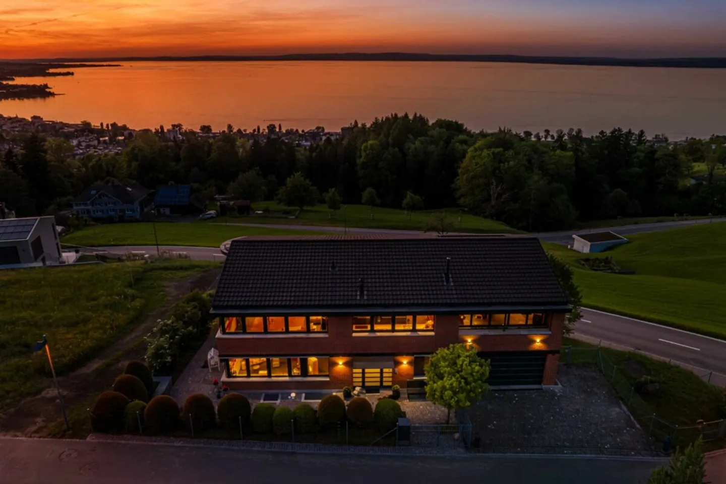 DOVE IL LAGO DIVENTA PANORAMA: ESCLUSIVA VILLA UNIFAMILIARE SU UN AMPIO TERRENO - Foto 3 di 13