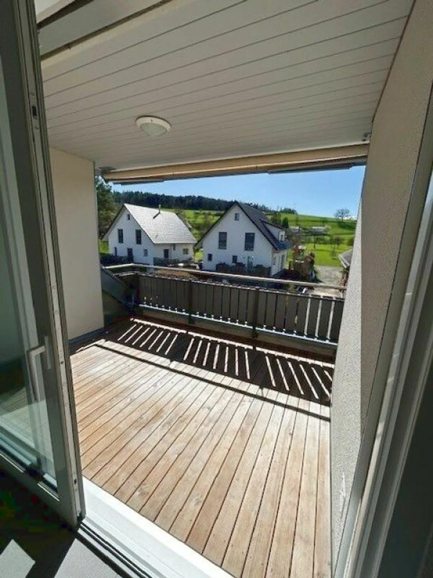 Appartement en duplex moderne de 4,5 pièces avec galerie, deux salles de bains et balcon ensoleillé - Photo 10 sur 11