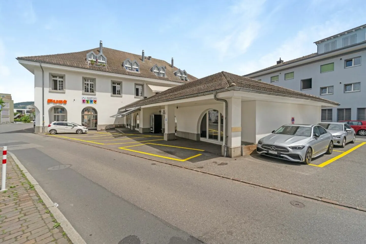 Fully rented residential/commercial building in a central location - Photo 3 of 3