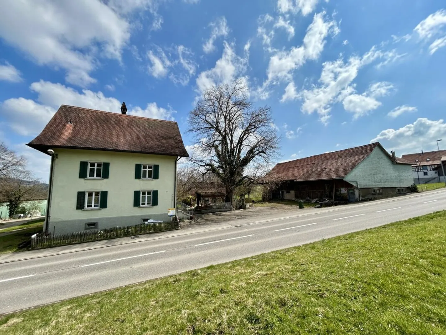 Maniero con due appartamenti, fienile e area circostante - Foto 2 di 13